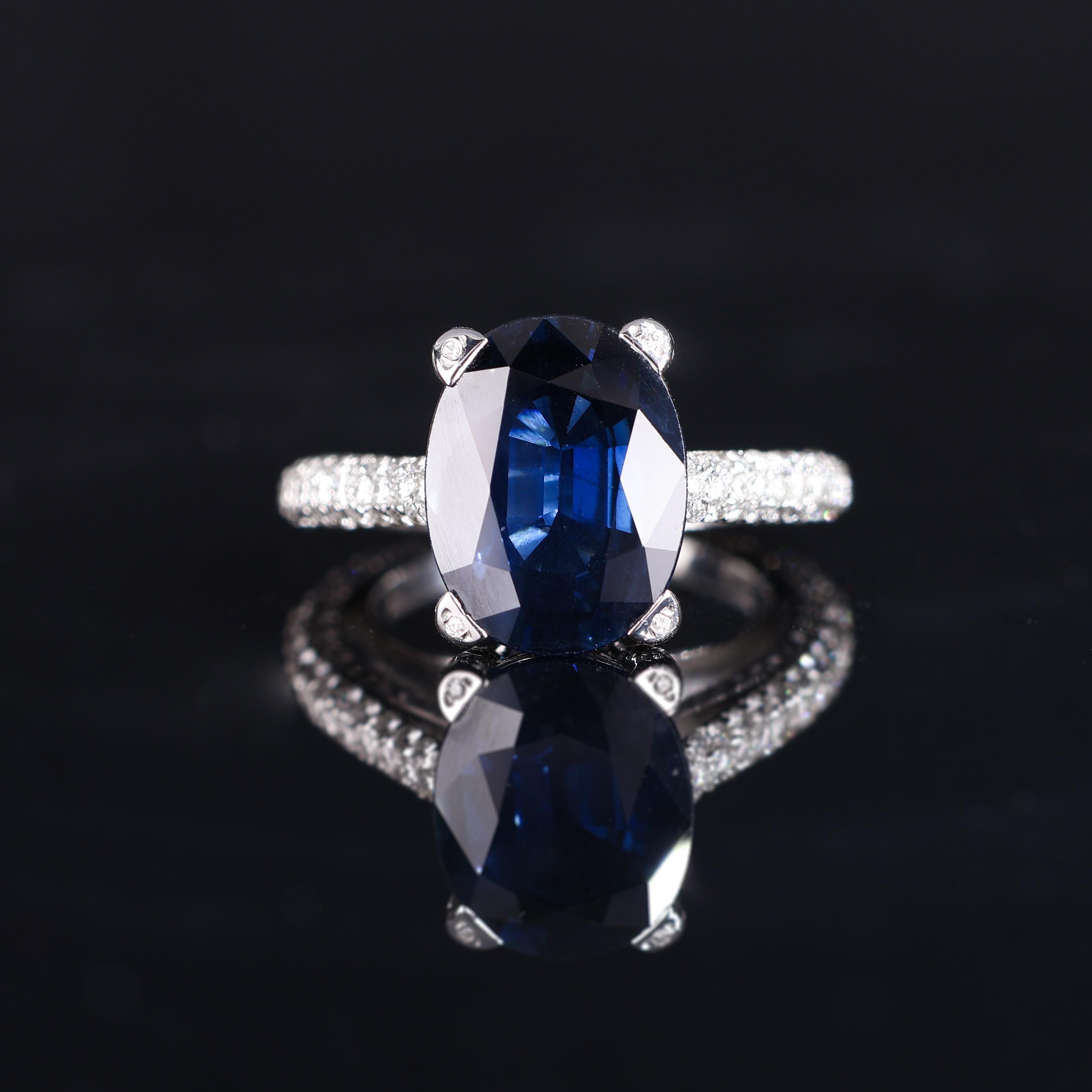 Anillo de oro blanco de 18 quilates con zafiro azul natural talla oval y diamantes brillantes en venta 4
