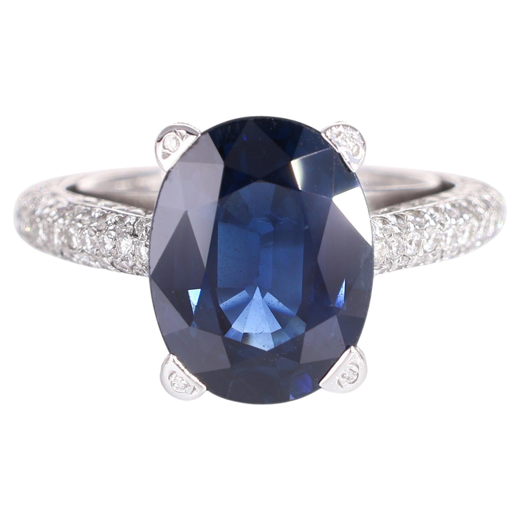 Anillo de oro blanco de 18 quilates con zafiro azul natural talla oval y diamantes brillantes en venta