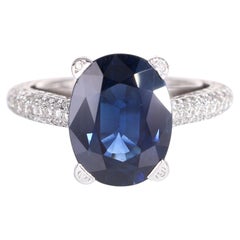 Anillo de oro blanco de 18 quilates con zafiro azul natural talla oval y diamantes brillantes
