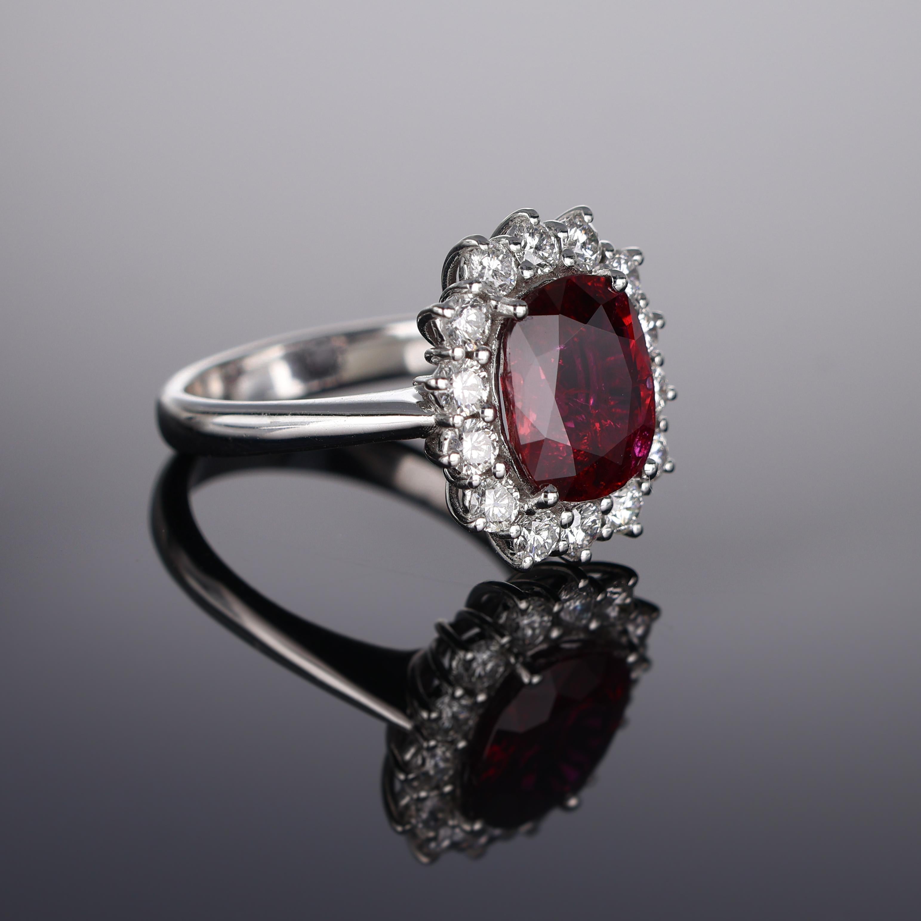 Anillo de Oro Blanco de 18 K con Rubí Siam Natural y Diamantes en venta 6