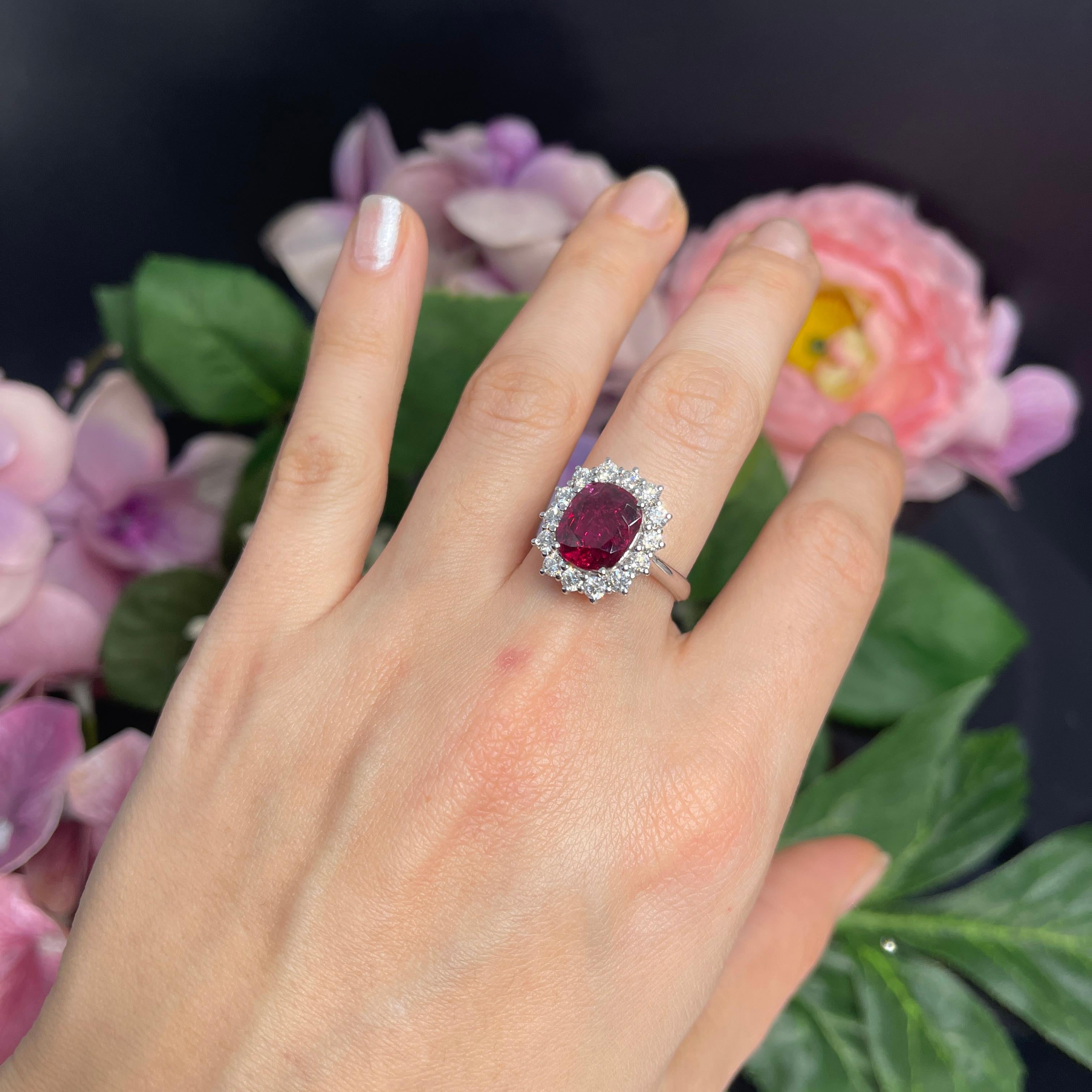 Anillo de Oro Blanco de 18 K con Rubí Siam Natural y Diamantes en venta 10