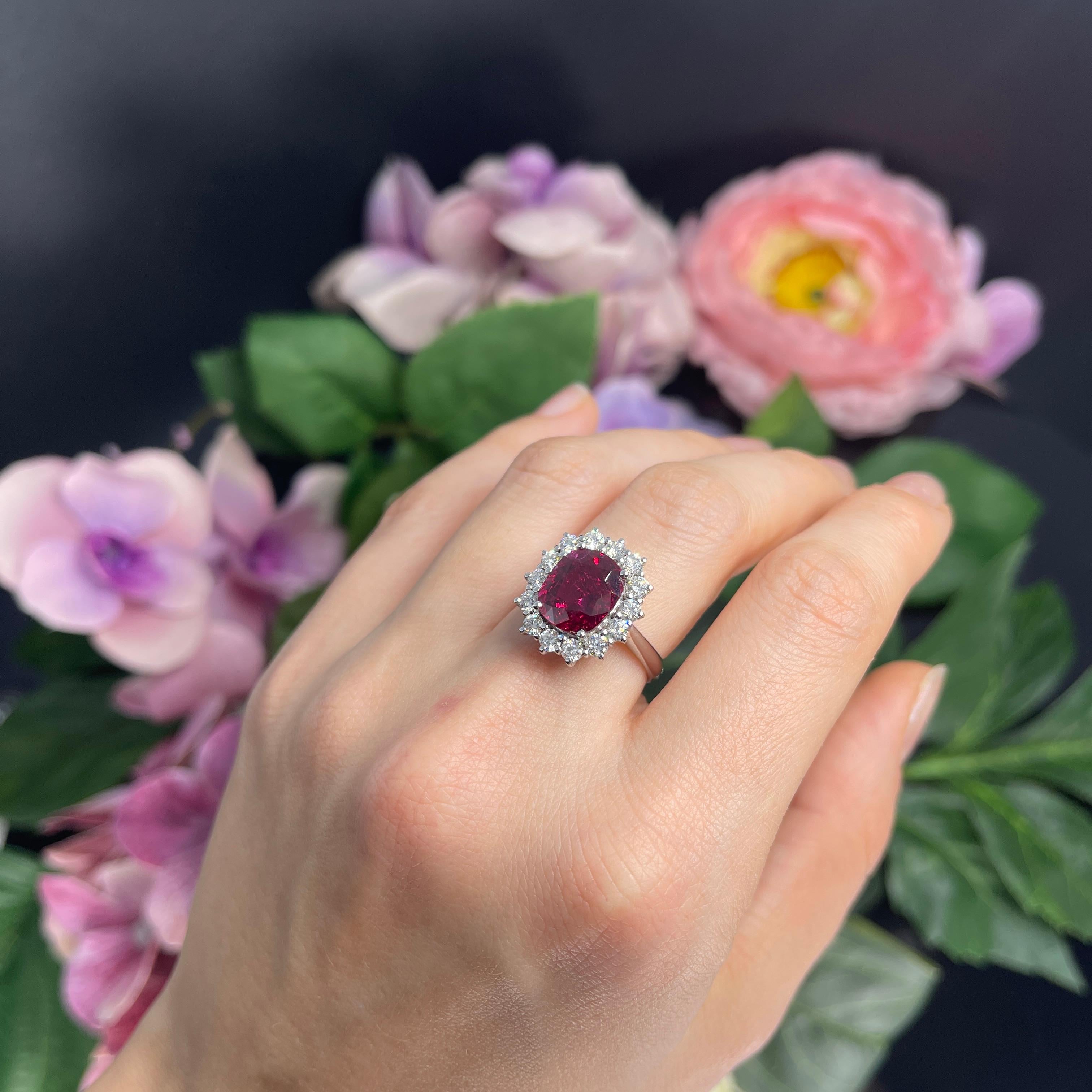 Anillo de Oro Blanco de 18 K con Rubí Siam Natural y Diamantes en venta 11
