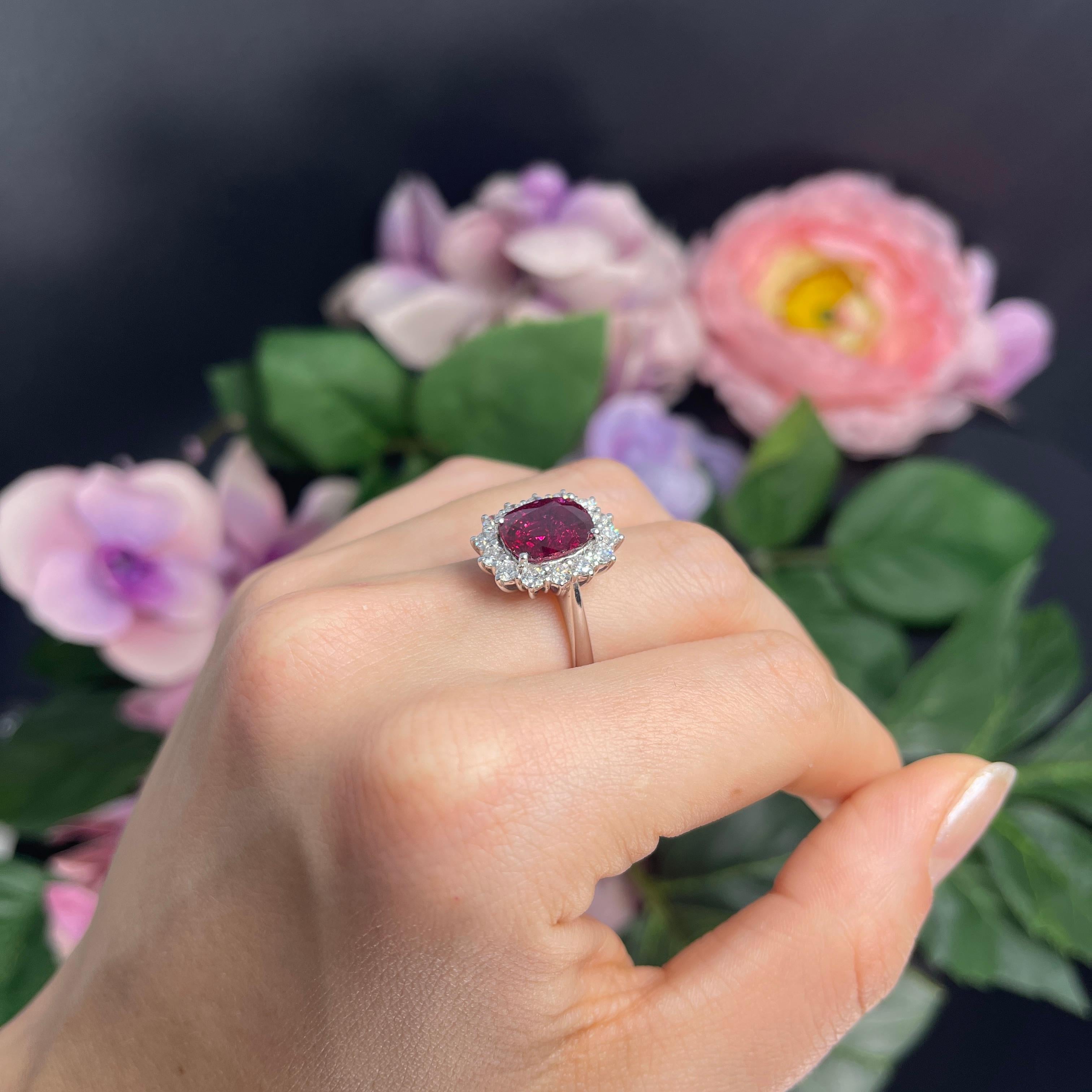 Anillo de Oro Blanco de 18 K con Rubí Siam Natural y Diamantes en venta 12