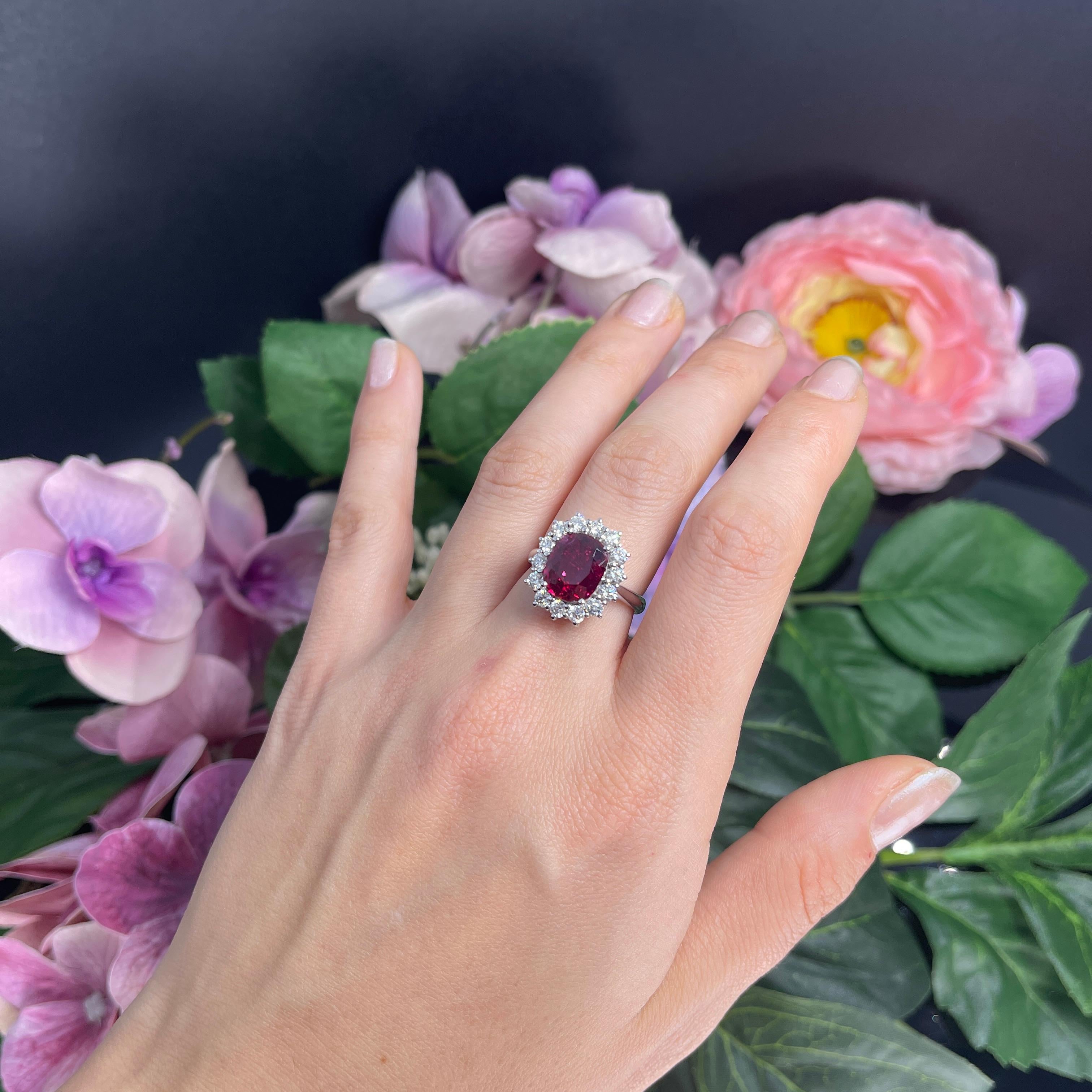 Anillo de Oro Blanco de 18 K con Rubí Siam Natural y Diamantes en venta 13