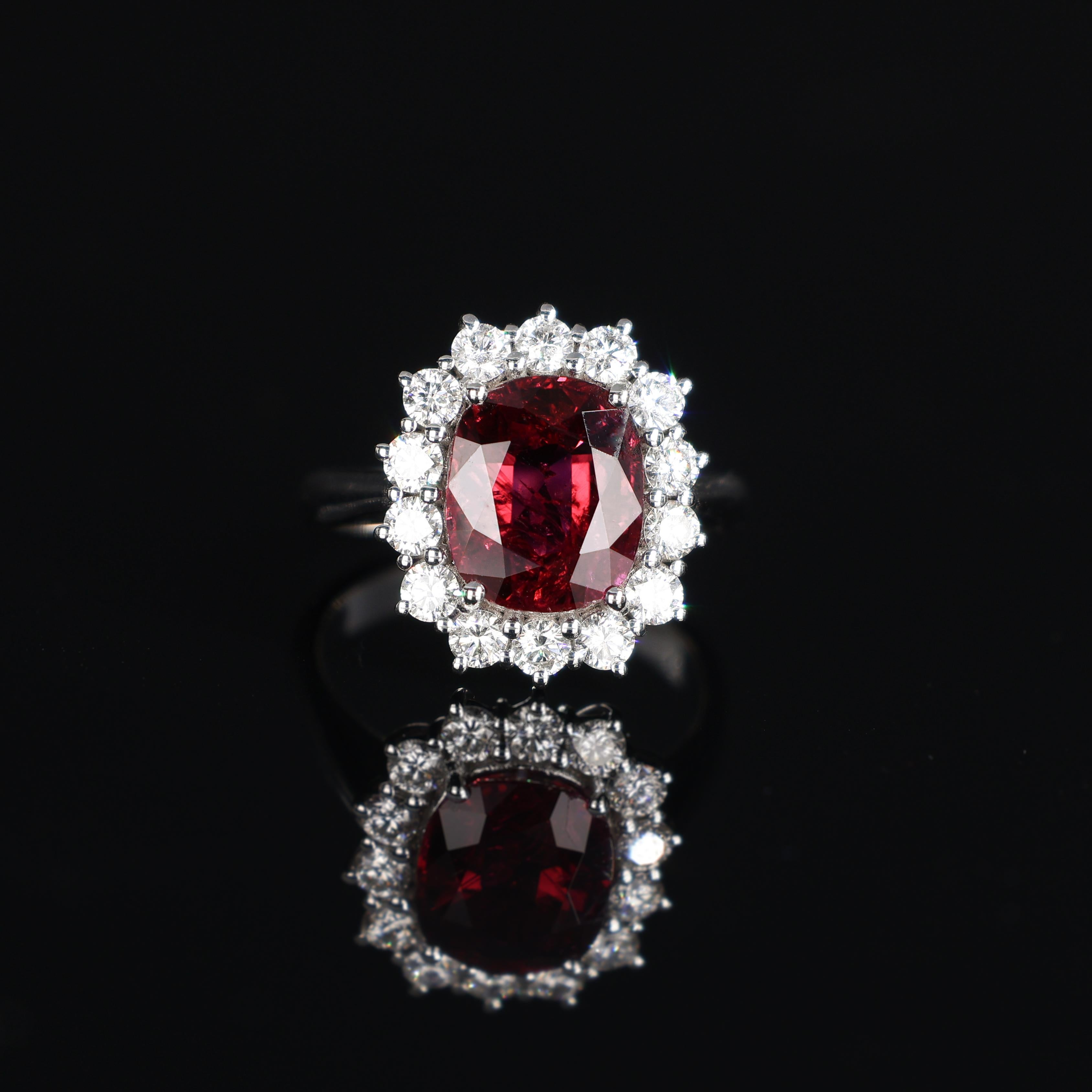 Magnífico anillo de oro blanco de 18 quilates que luce un rubí Siam natural talla cojín de 3,71 quilates. Este raro rubí no ha sido tratado en absoluto -ni calentado ni realzado-, lo que garantiza su excepcional pureza y su vivo tono rojo. La pieza
