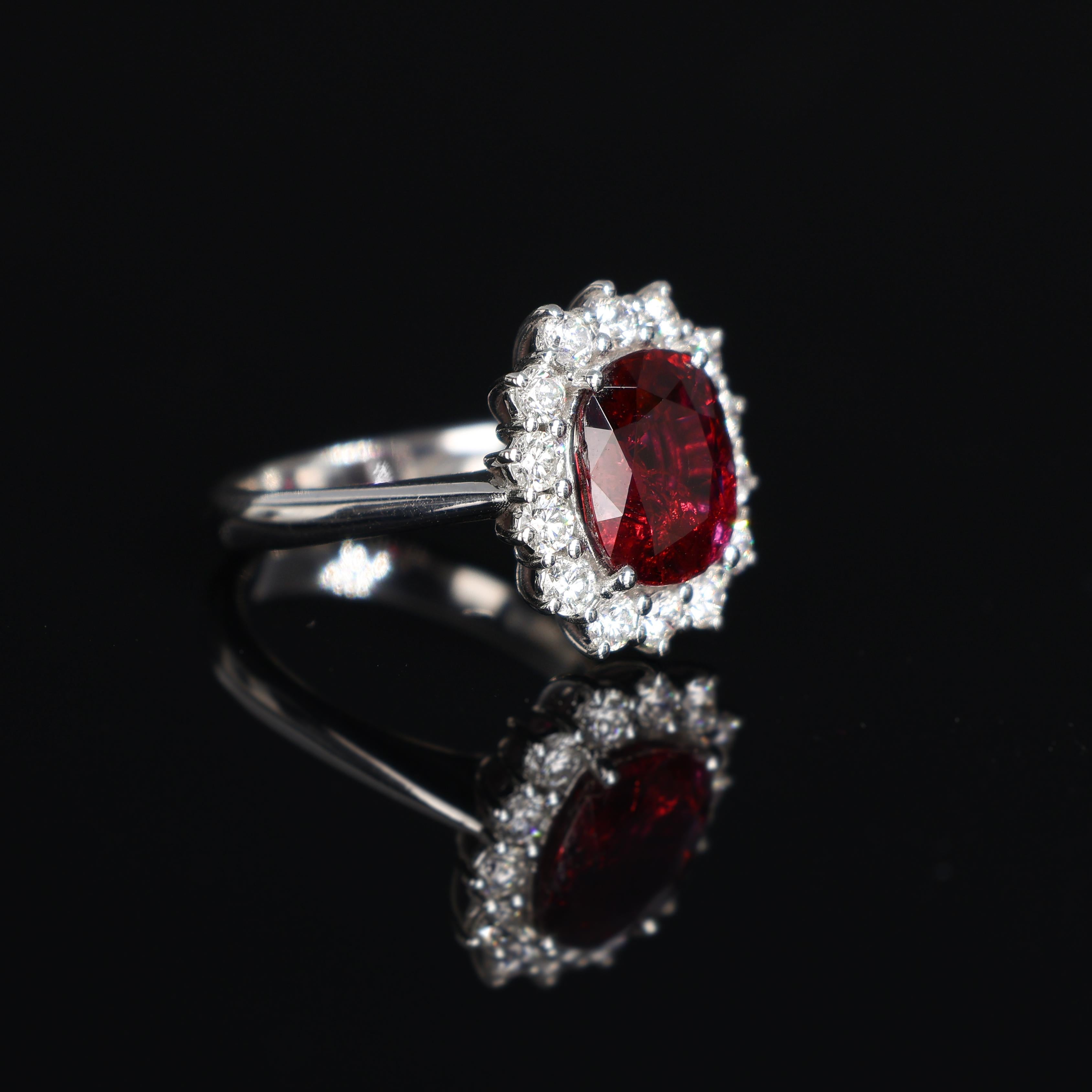 Anillo de Oro Blanco de 18 K con Rubí Siam Natural y Diamantes Corte cojín en venta