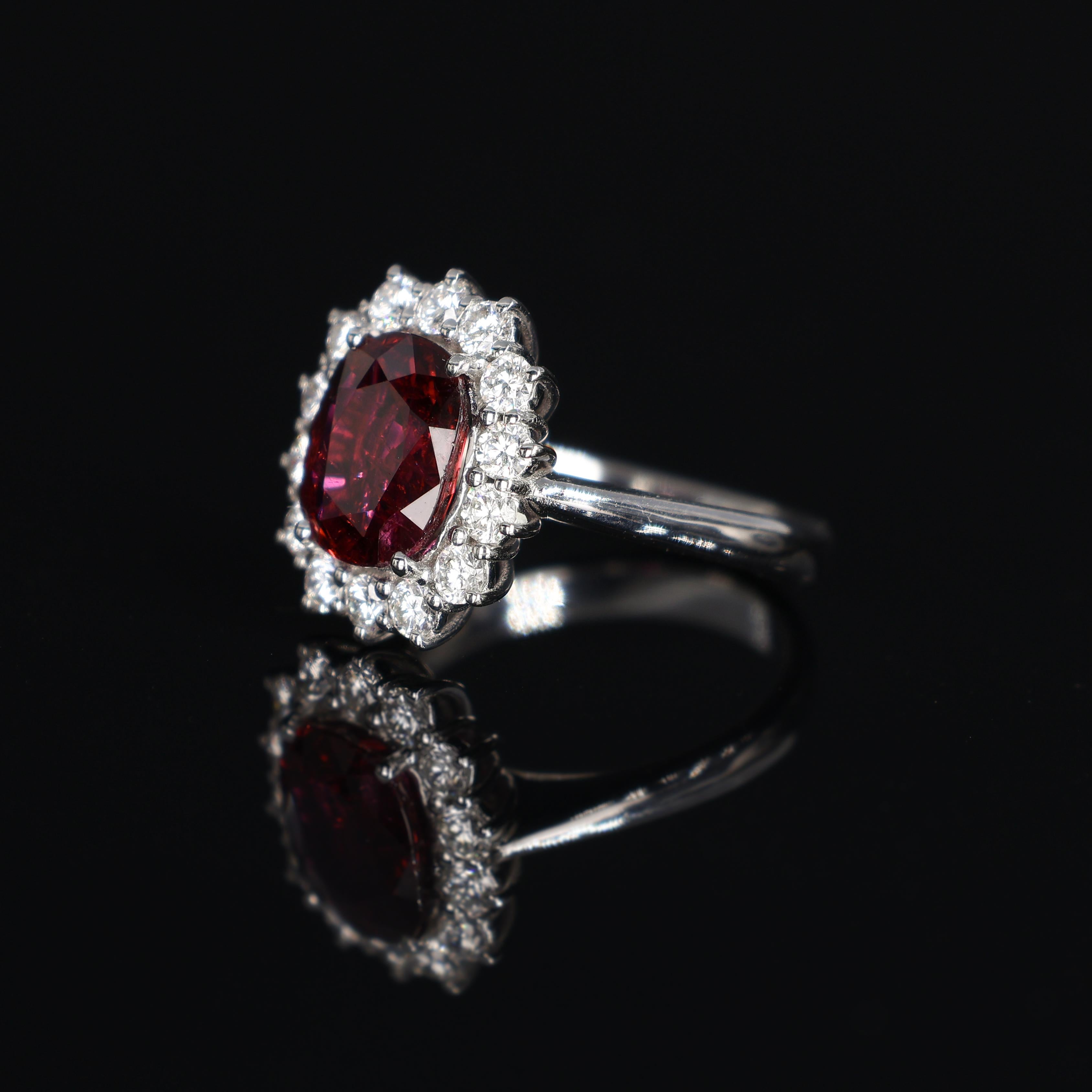 Anillo de Oro Blanco de 18 K con Rubí Siam Natural y Diamantes en Nuevo estado para la venta en Bergamo, BG