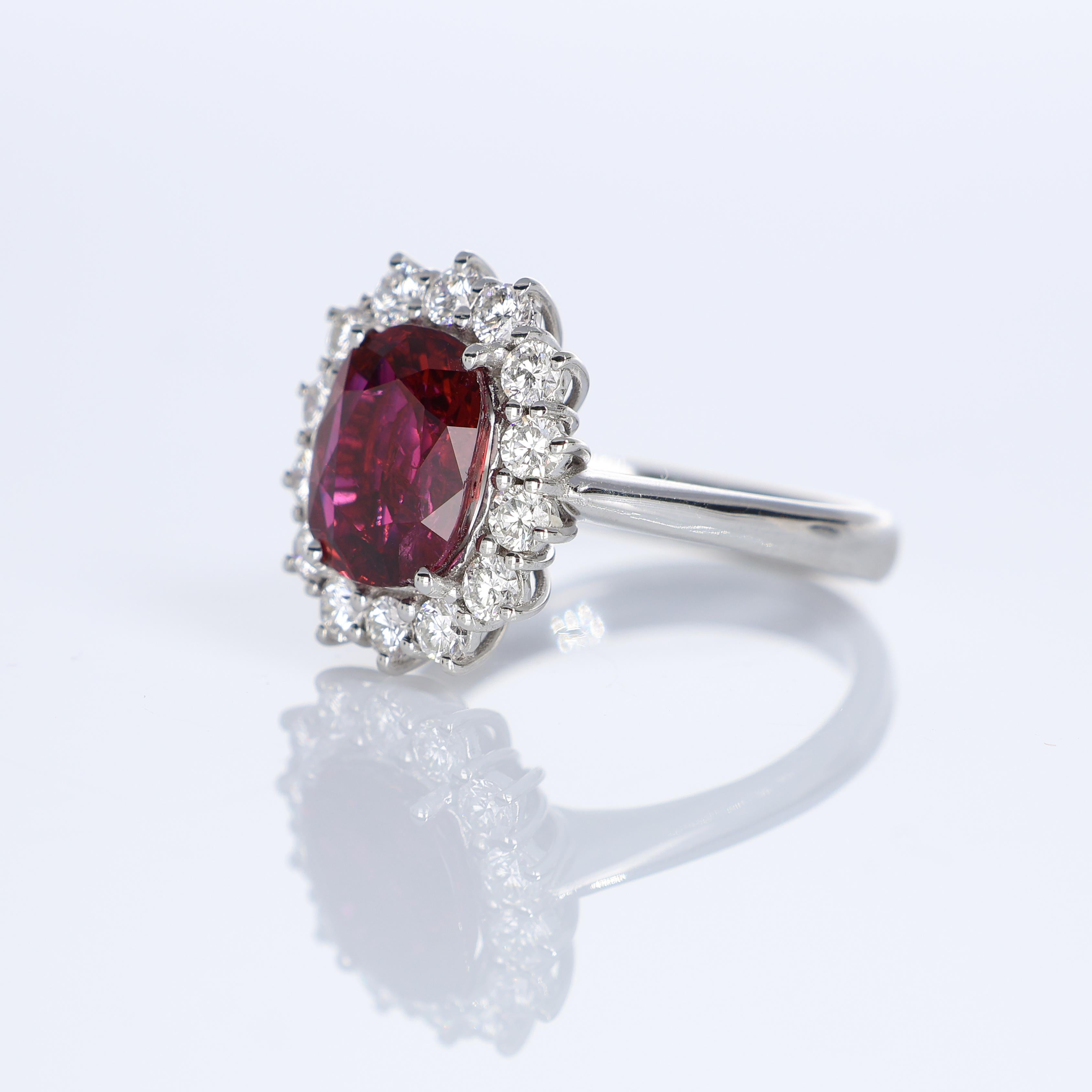 Anillo de Oro Blanco de 18 K con Rubí Siam Natural y Diamantes en venta 3
