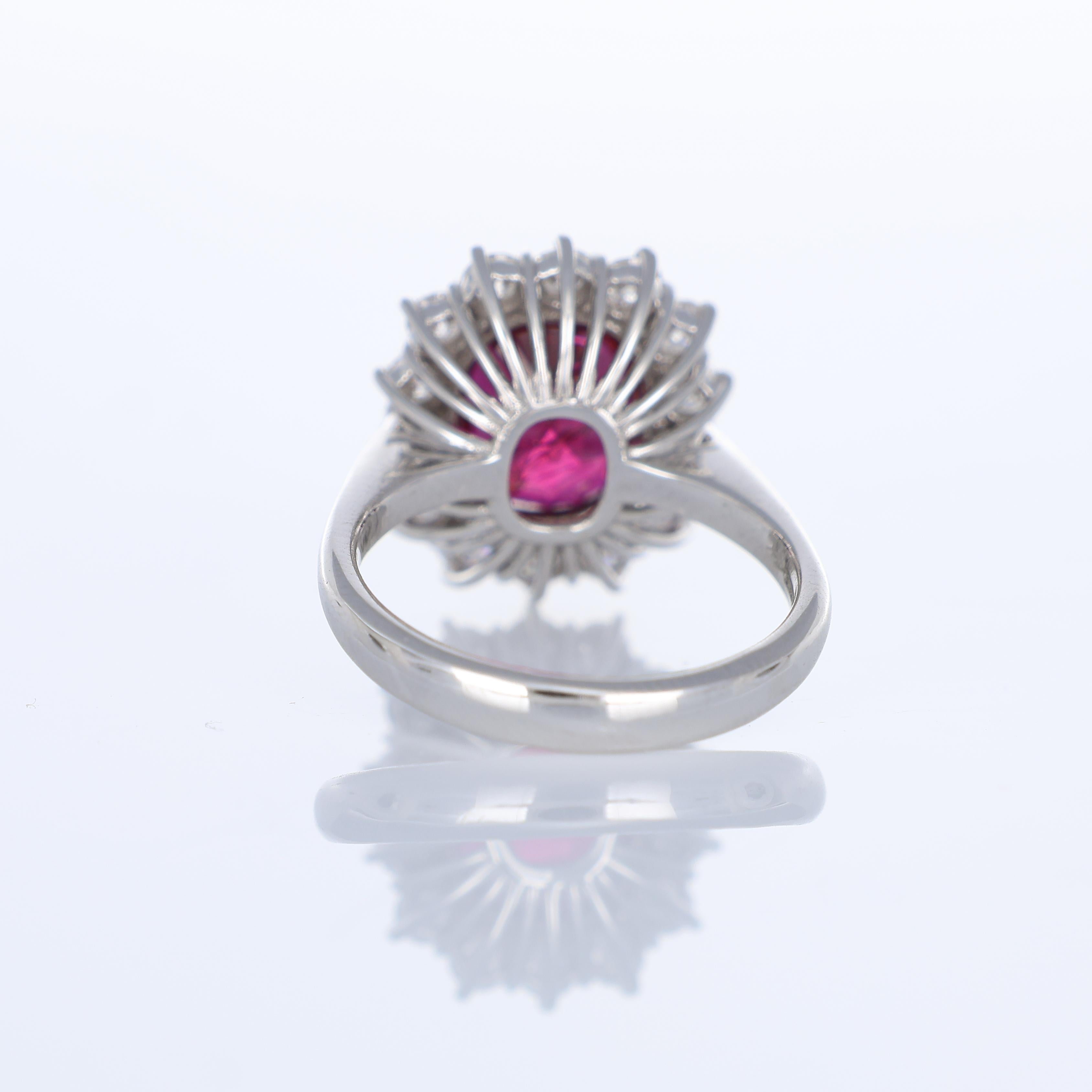Anillo de Oro Blanco de 18 K con Rubí Siam Natural y Diamantes en venta 4
