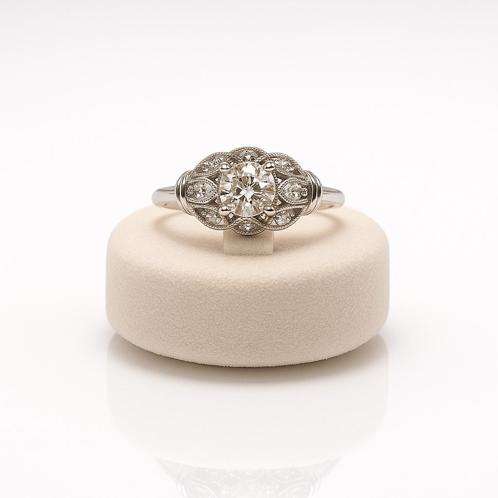 Bague délicate et scintillante avec monture en or blanc (18k) et pierre centrale de 0.70c (+ 0.10) des années 70