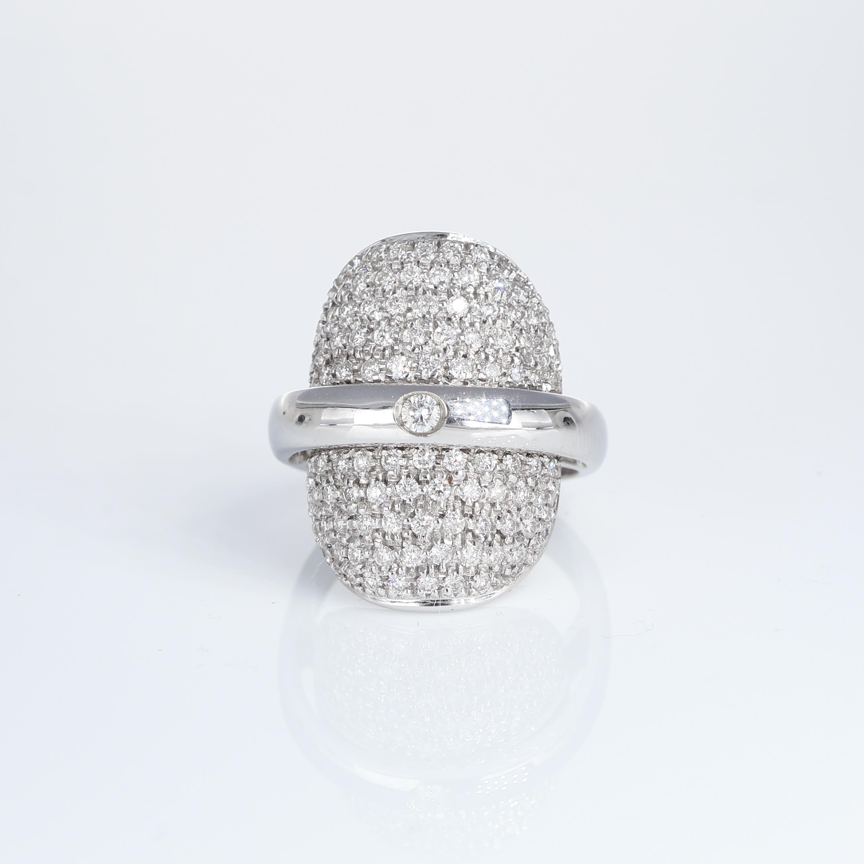 This exquisite 18k white gold ring features an elegant oval design adorned with pavé-set brilliant-cut white diamonds. With a total of 1.36 carats, the diamonds add radiant brilliance to this contemporary piece. Perfectly balanced in design and