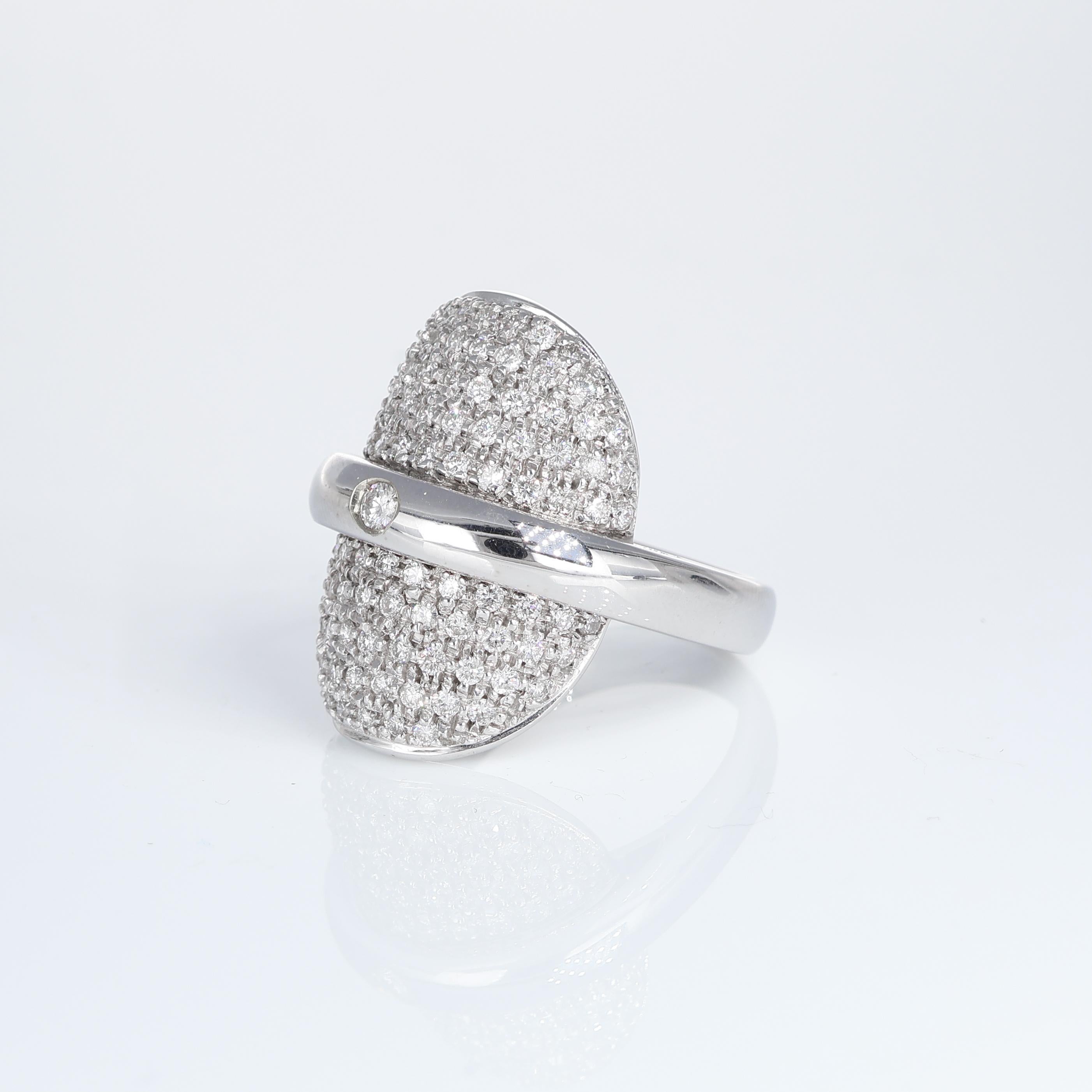 Brilliant Cut 18k White Gold Ring with Oval Pavé Diamonds For Sale