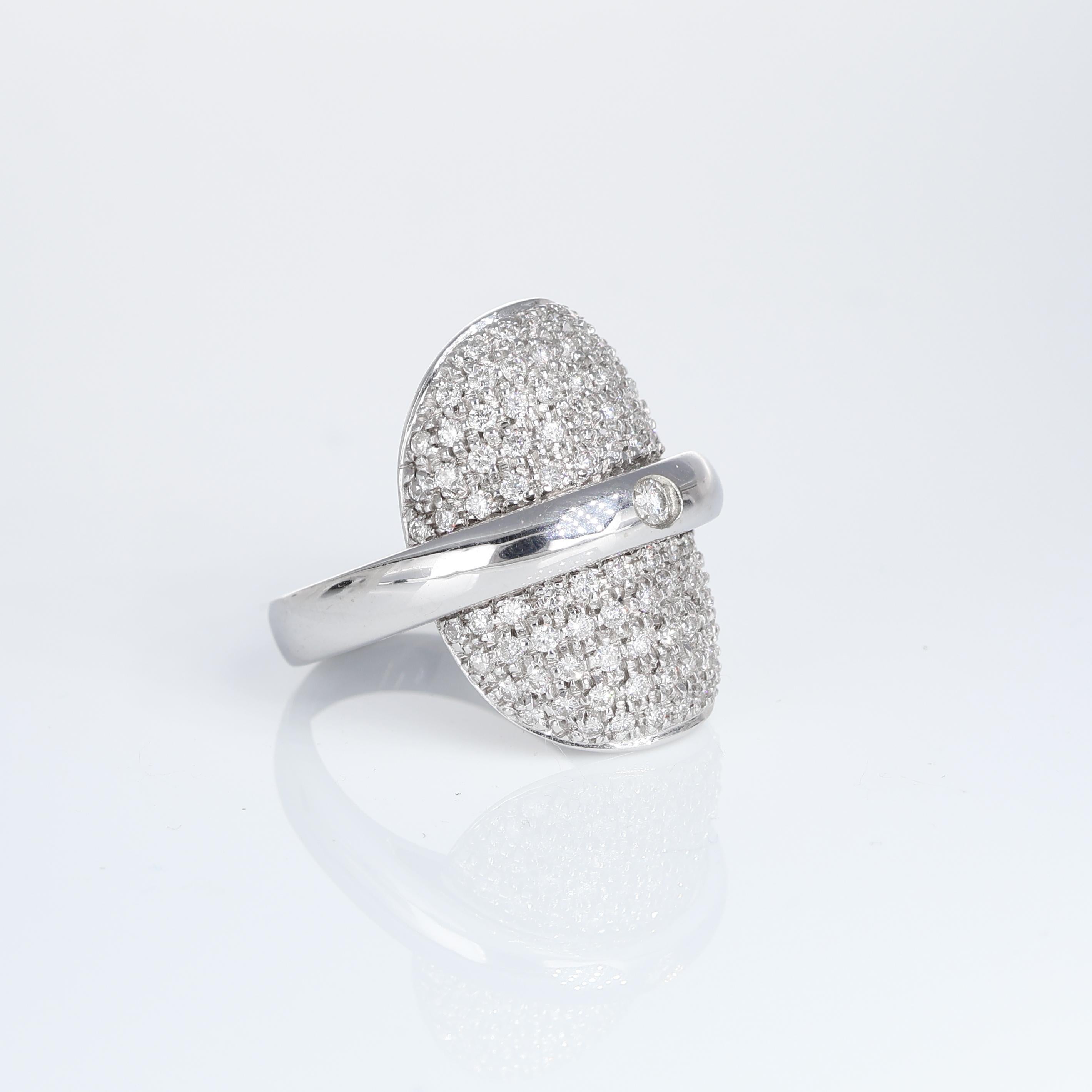 18k White Gold Ring with Oval Pavé Diamonds In New Condition For Sale In Bergamo, BG