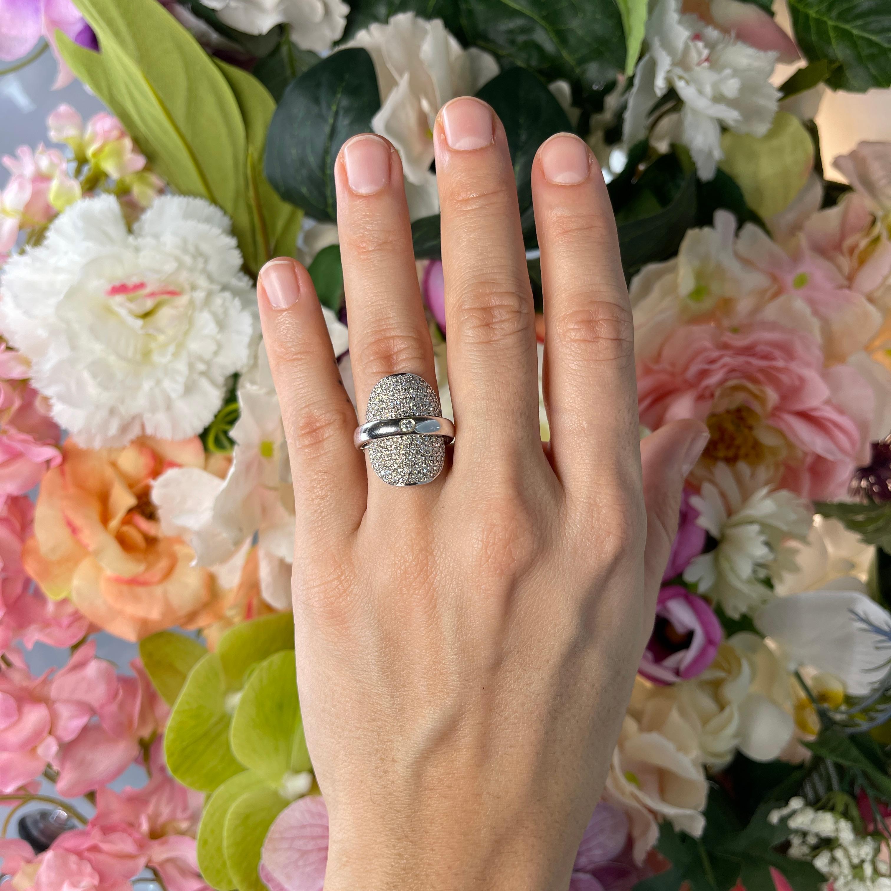 18k White Gold Ring with Oval Pavé Diamonds For Sale 1