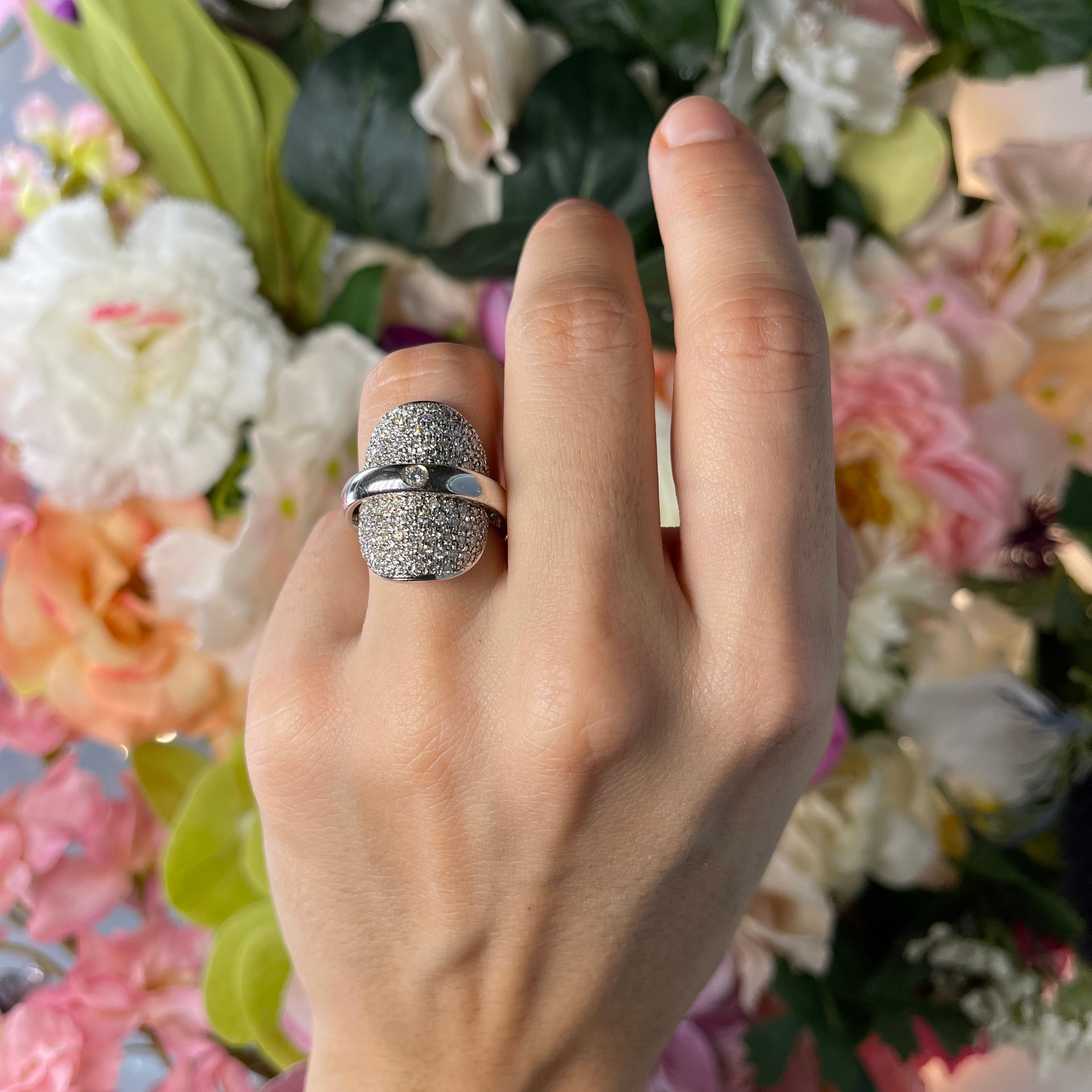 18k White Gold Ring with Oval Pavé Diamonds For Sale 2