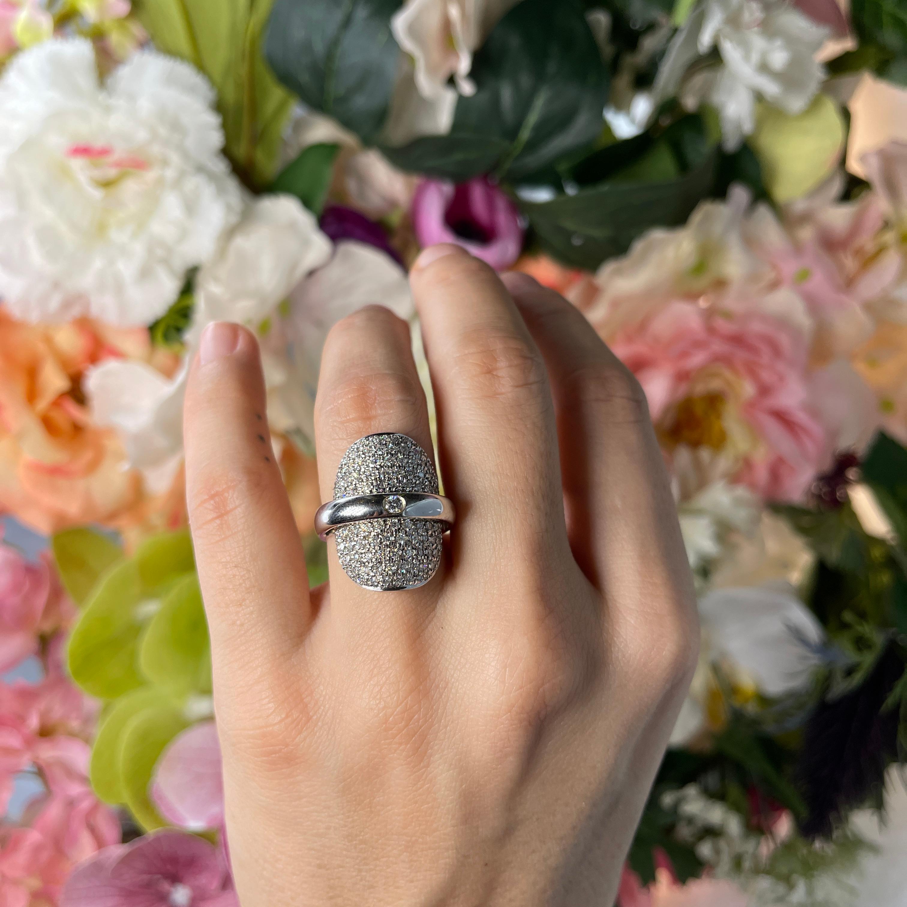 18k White Gold Ring with Oval Pavé Diamonds For Sale 3