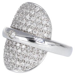 18k White Gold Ring with Oval Pavé Diamonds