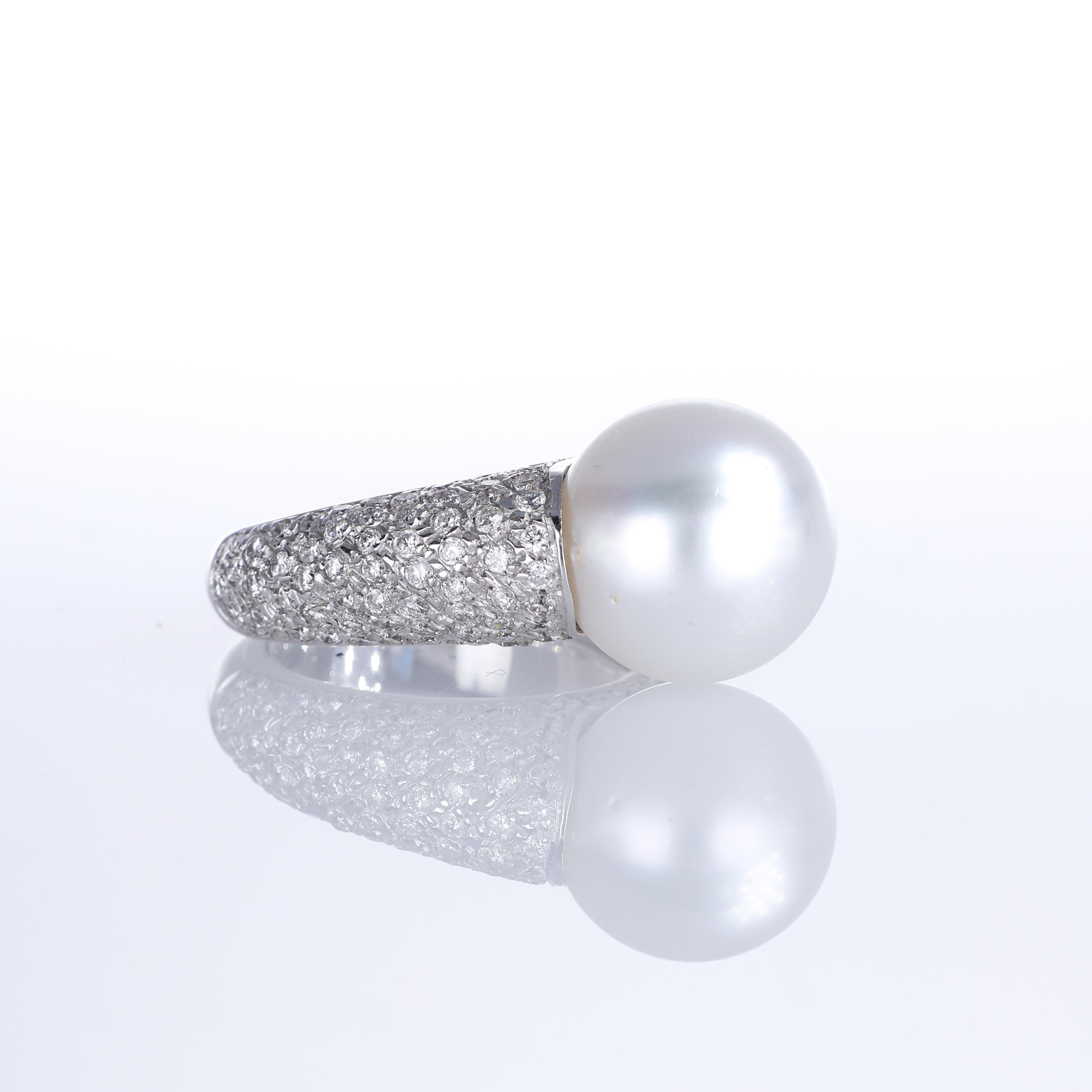Brilliant Cut 18K White Gold Ring with Pavé Diamonds and 15mm Central Pearl For Sale
