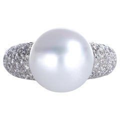 Anello in oro bianco 18 carati con pavé di diamanti e perla centrale da 15 mm