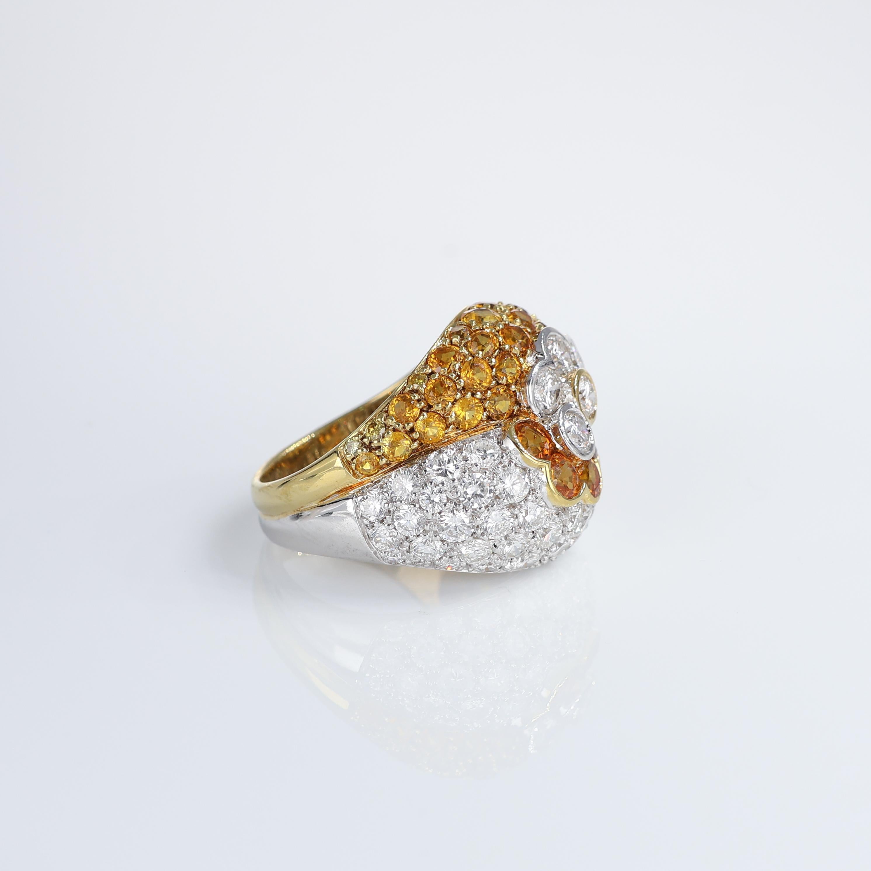 Taglio brillante Anello in oro bianco 18k con pavé di diamanti, zaffiri gialli e disegno floreale in vendita