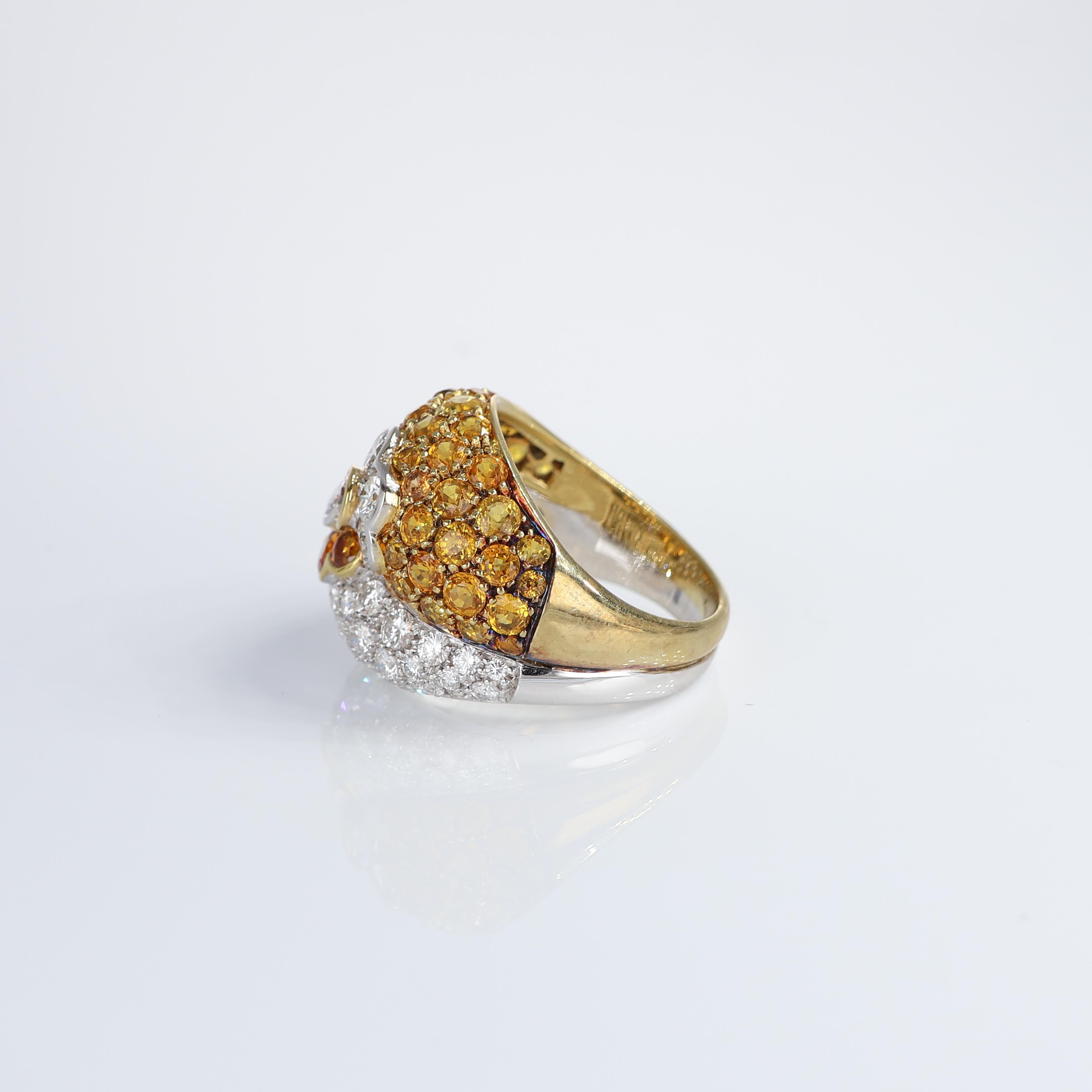Anello in oro bianco 18k con pavé di diamanti, zaffiri gialli e disegno floreale In condizioni Nuovo in vendita a Bergamo, BG