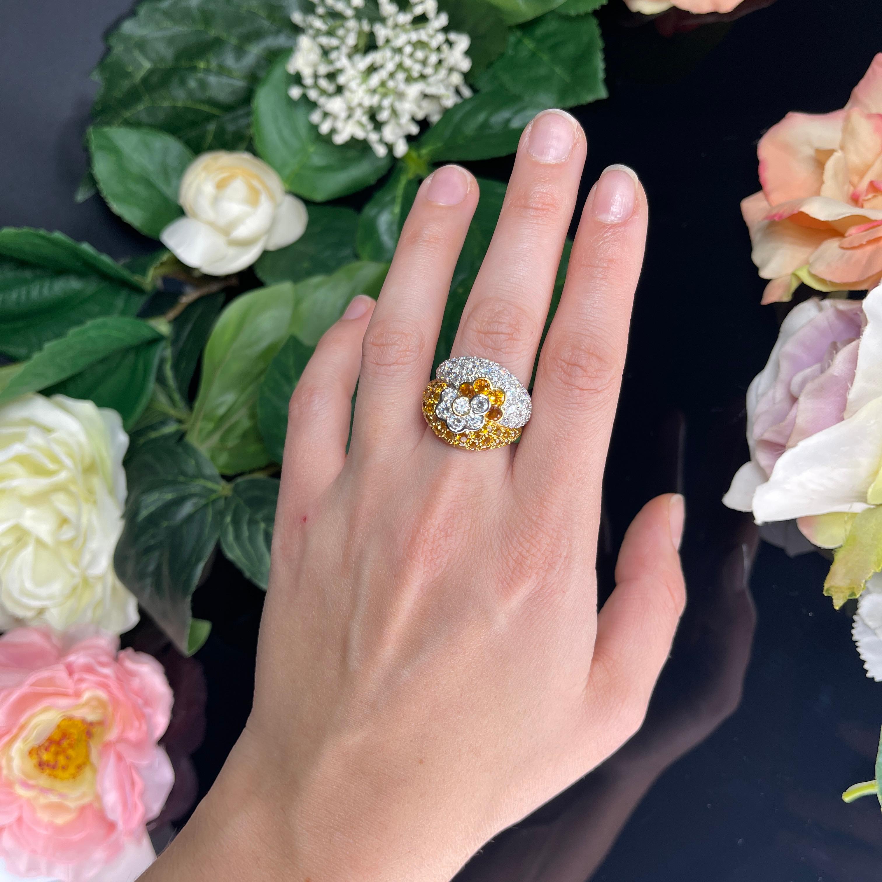 Anello in oro bianco 18k con pavé di diamanti, zaffiri gialli e disegno floreale in vendita 1