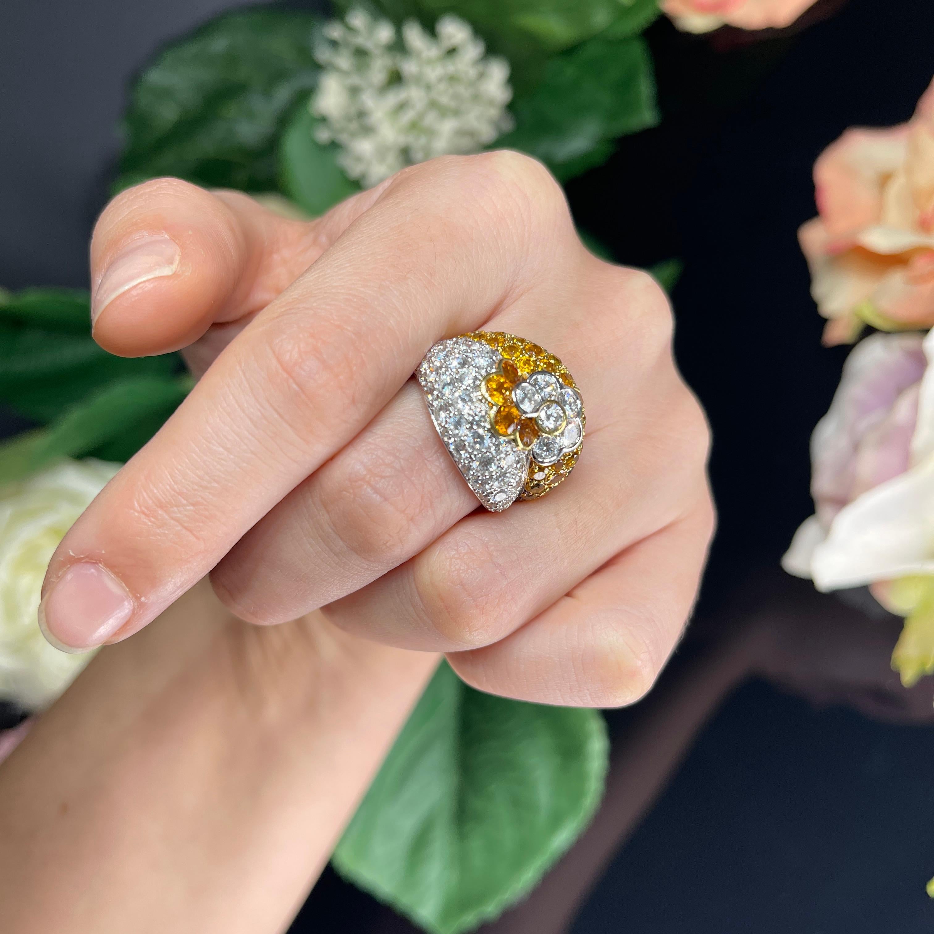 Anello in oro bianco 18k con pavé di diamanti, zaffiri gialli e disegno floreale in vendita 2