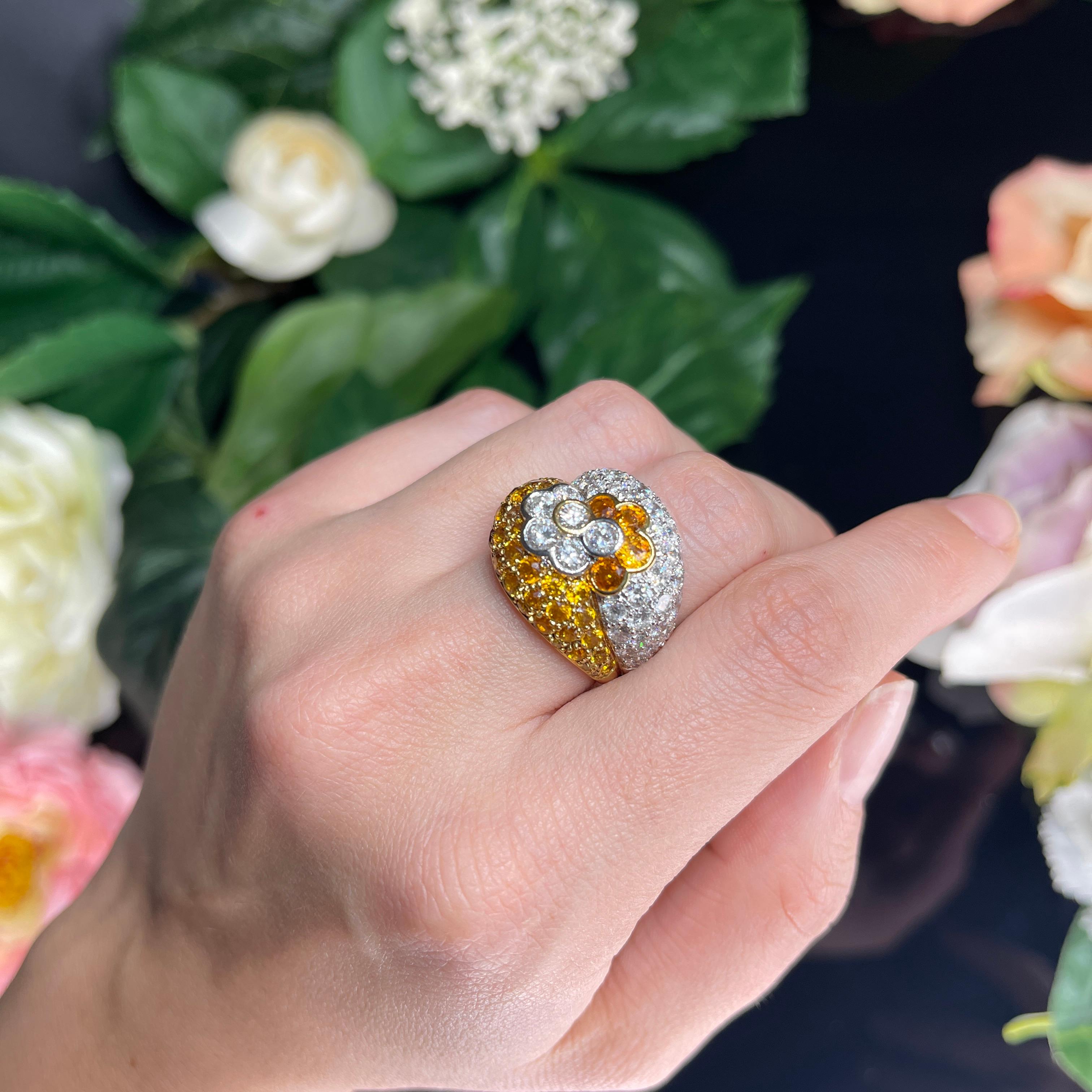 Anello in oro bianco 18k con pavé di diamanti, zaffiri gialli e disegno floreale in vendita 3