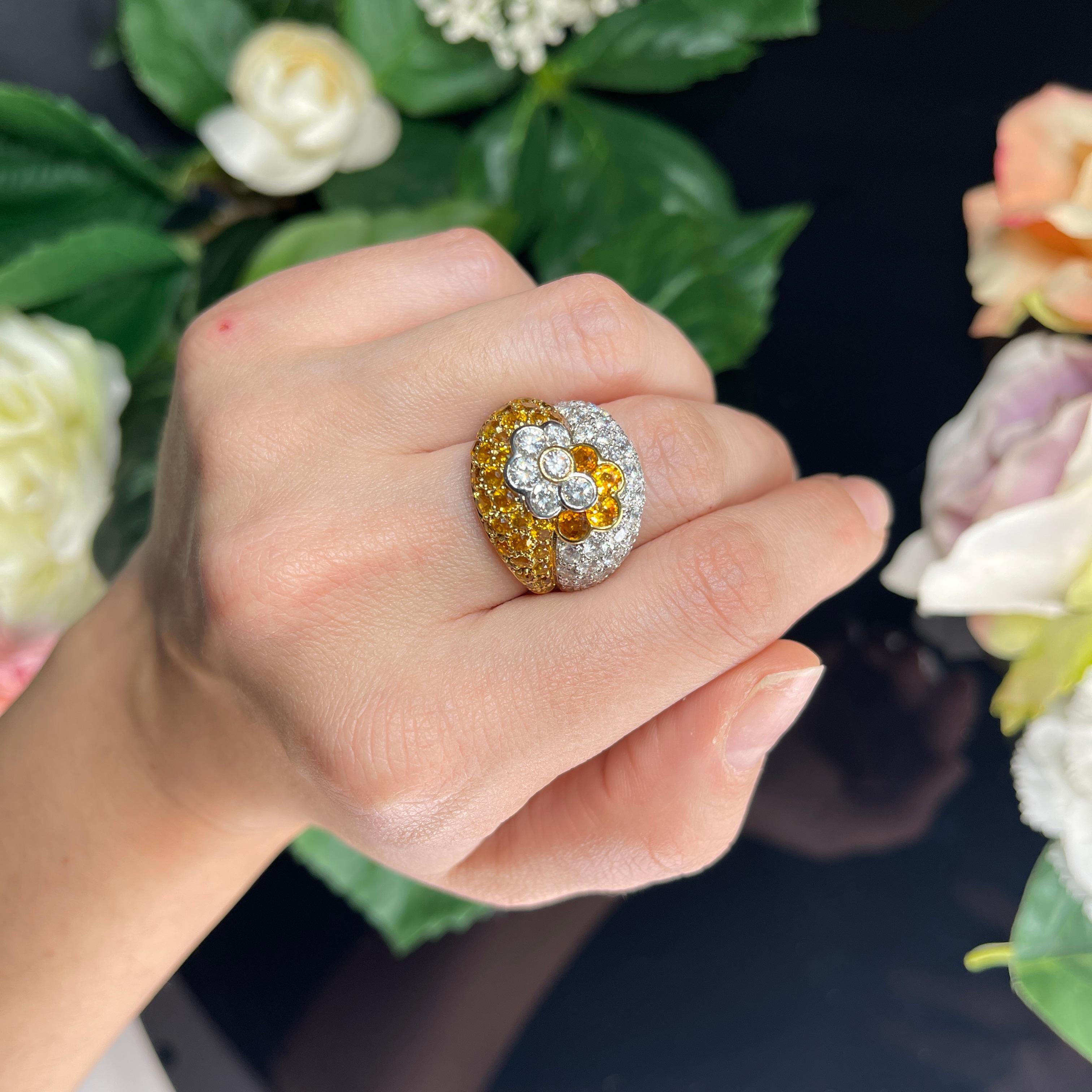 Anello in oro bianco 18k con pavé di diamanti, zaffiri gialli e disegno floreale in vendita 4