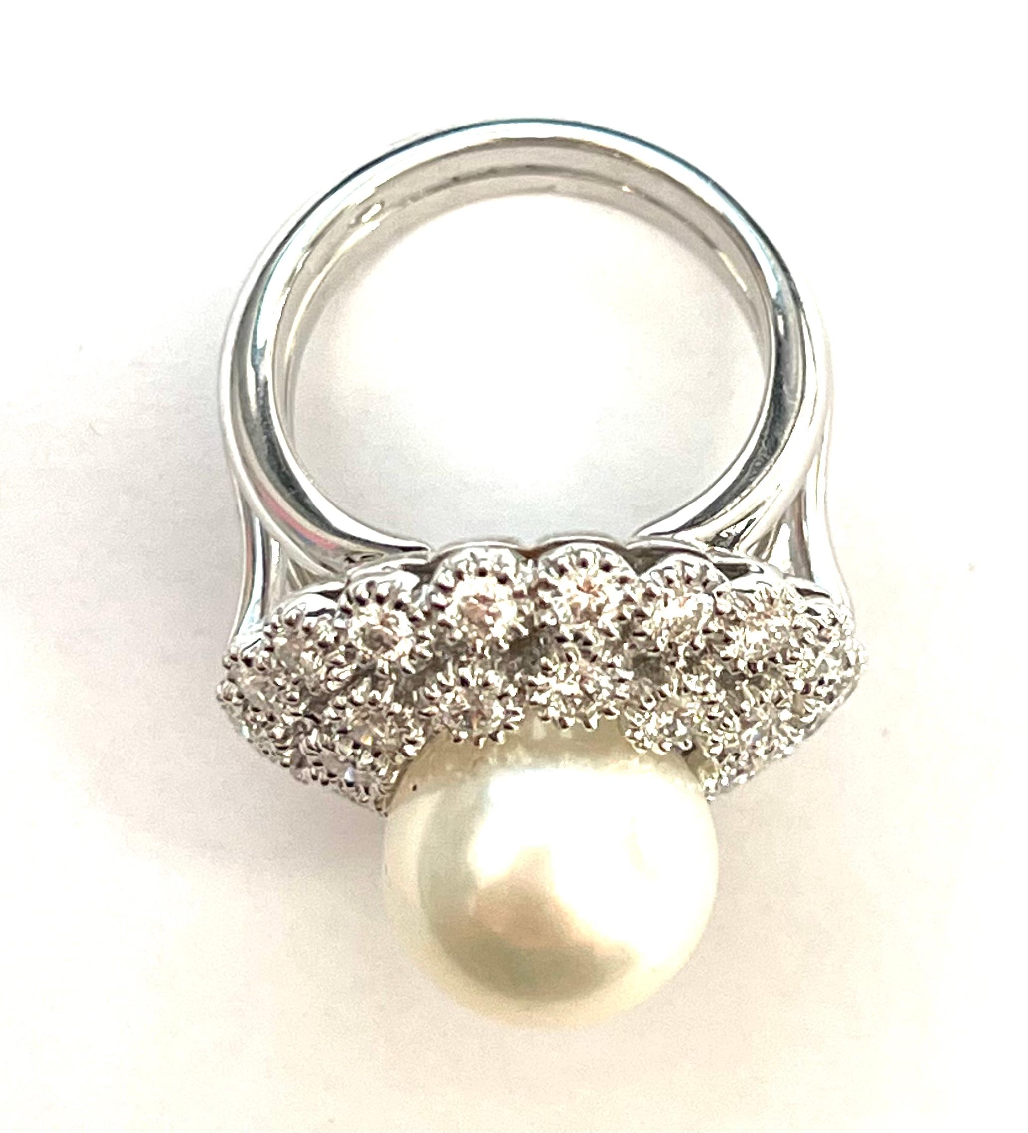 Brilliant Cut 18k White Gold Ring with Pearl and Diamonds For Sale