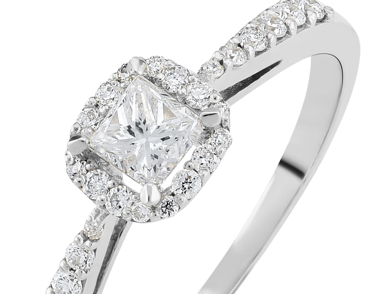 Beautiful Wedding Ring in 18K white gold with with one Princess-Cut Diamond and 28 Round-cut diamonds.

MATERIAL
◘ Weight 2.10gr.
◘ 8 Round Diamonds aprox 0,09ct.
◘ 20 Round Diamonds aprox 0,09ct.
◘ 1 Princess-cut Diamond aprox 0,26ct.

READY TO