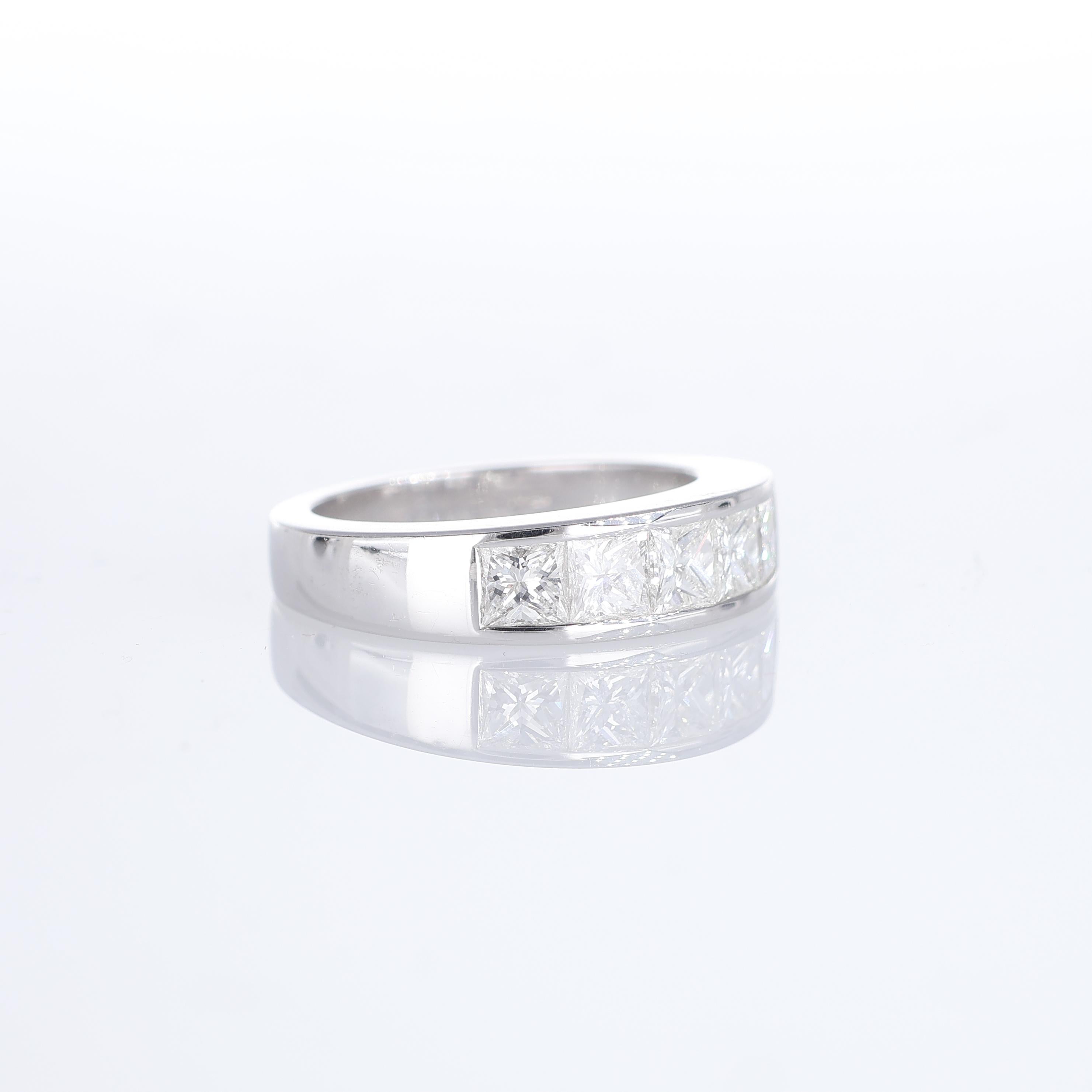 18K White Gold Ring with Princess-Cut Diamonds In New Condition For Sale In Bergamo, BG