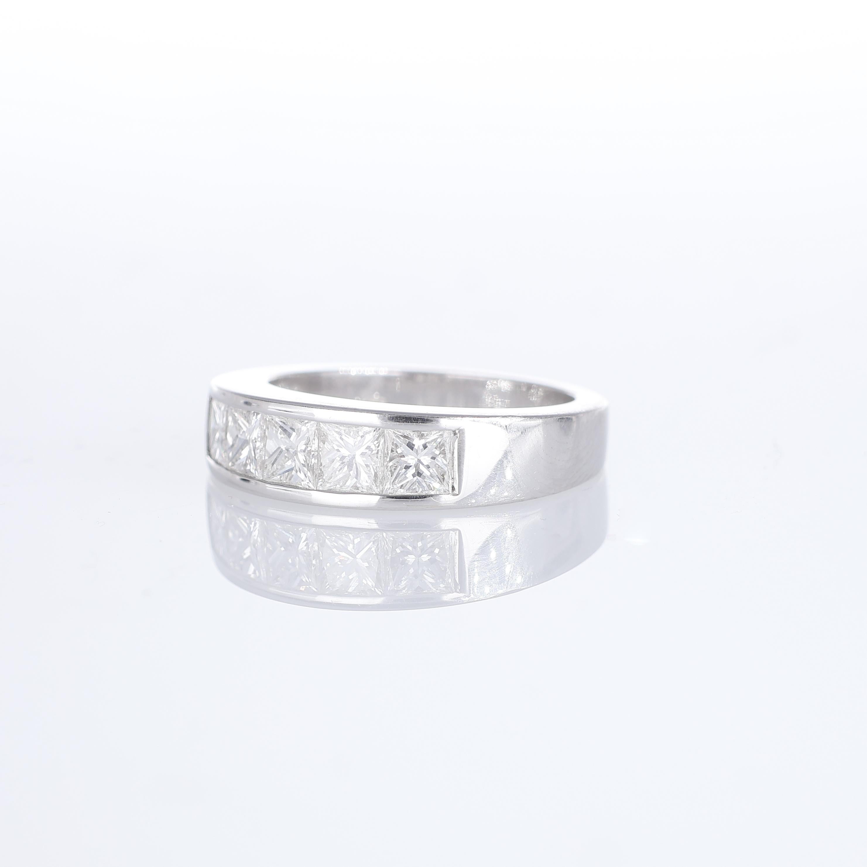 Women's or Men's 18K White Gold Ring with Princess-Cut Diamonds For Sale