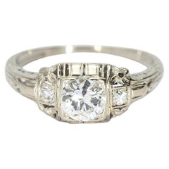 Ring aus 18k Weißgold mit rundem Diamanten in der Mitte, filigranen Diamanten und Akzentdiamanten