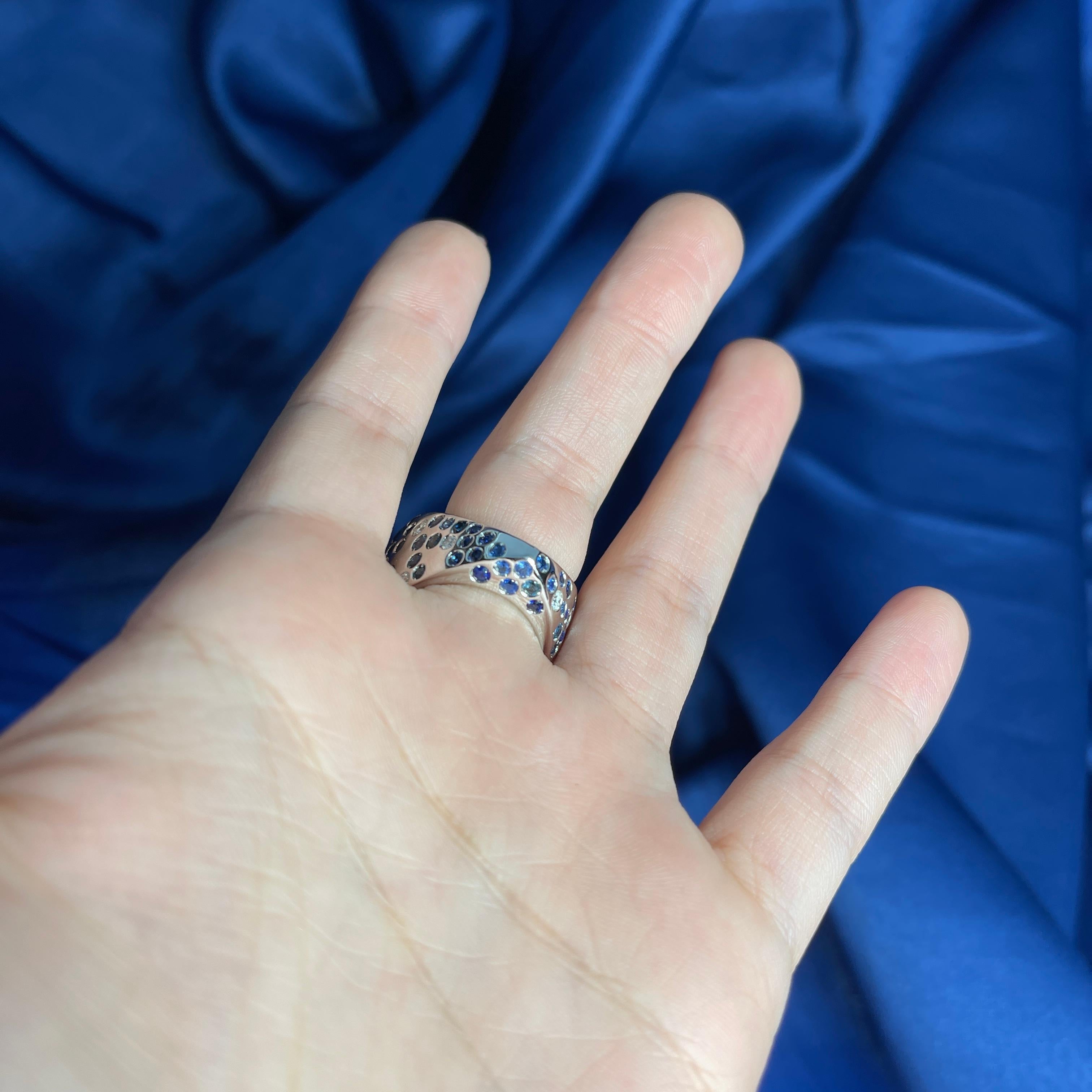 18K White Gold Ring with Sapphire and Diamond Polka Dot Design For Sale 4