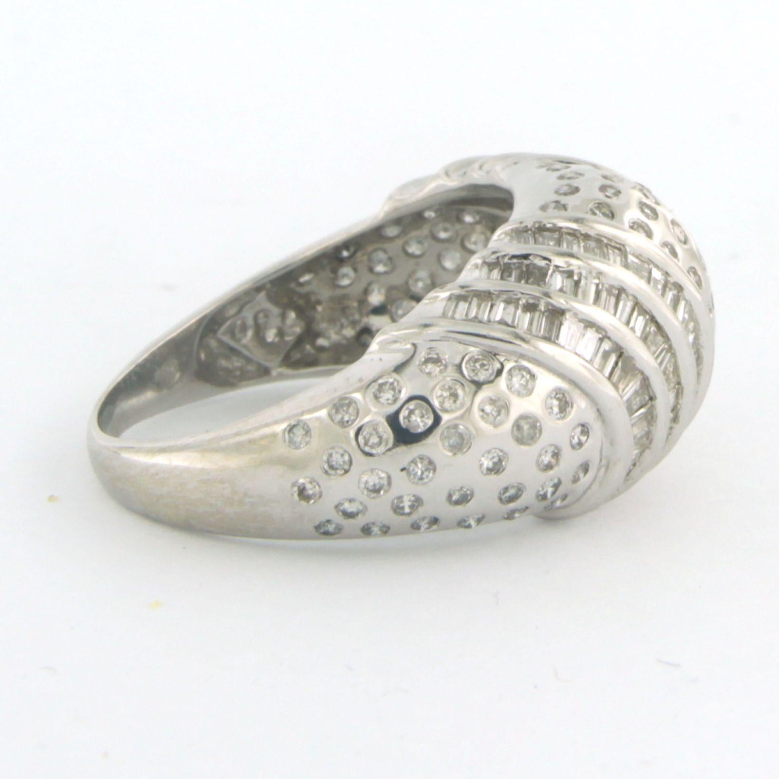 18k white gold ring set with taper and brilliant cut diamonds. 1.00ct - ring size U.S. 7.5 - EU. 18(56)

detailed description:

the top of the ring is 1.2 cm wide and 6.7 mm high

weight 7.4 grams

ring size U.S. 7.5 - EU. 18(56), ring can be