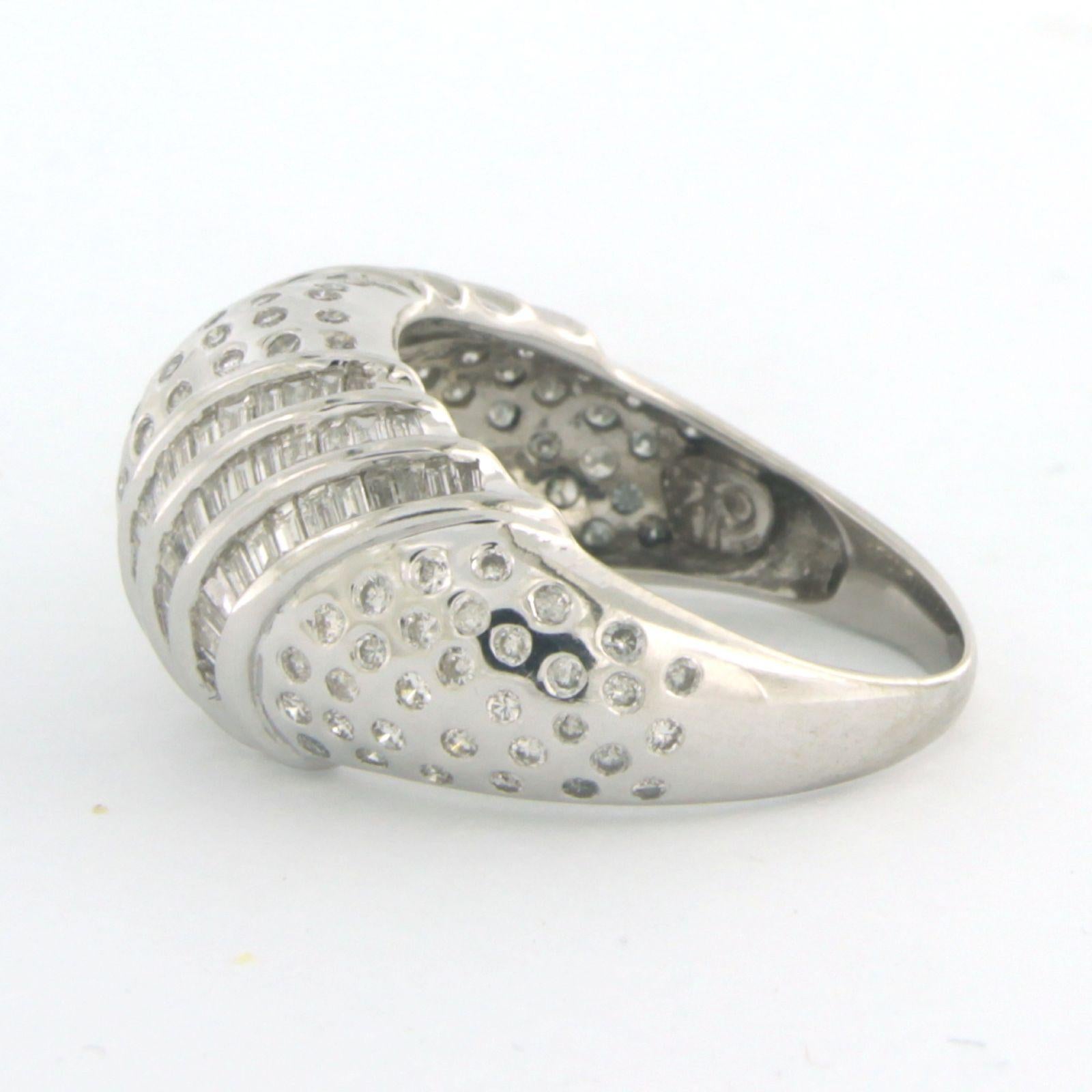 Moderne Bague en or blanc 18k avec des diamants taillés en pointe et en brillant. 1.00ct 7.4 grammes en vente
