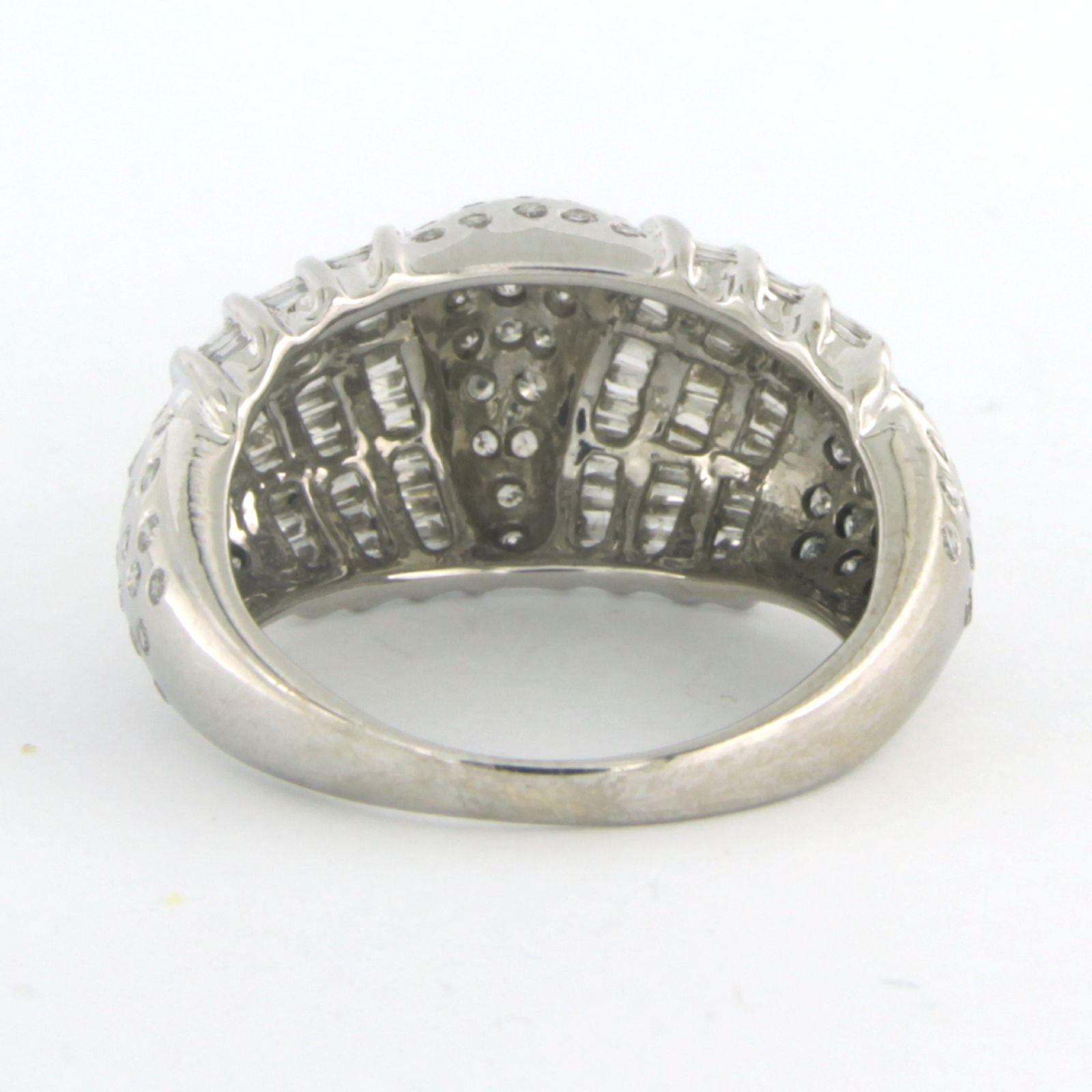 Taille brillant Bague en or blanc 18k avec des diamants taillés en pointe et en brillant. 1.00ct 7.4 grammes en vente