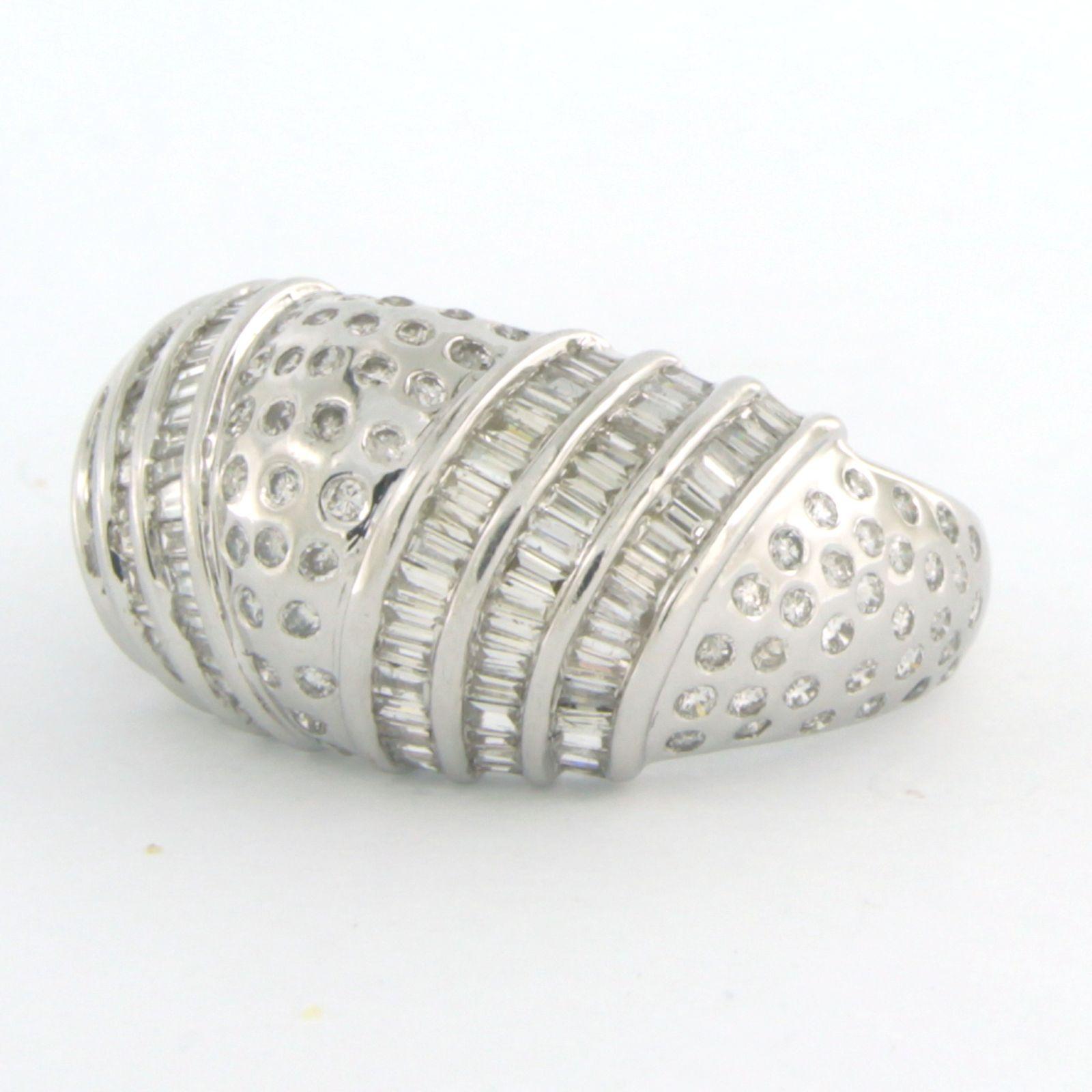 Bague en or blanc 18k avec des diamants taillés en pointe et en brillant. 1.00ct 7.4 grammes Excellent état - En vente à The Hague, ZH