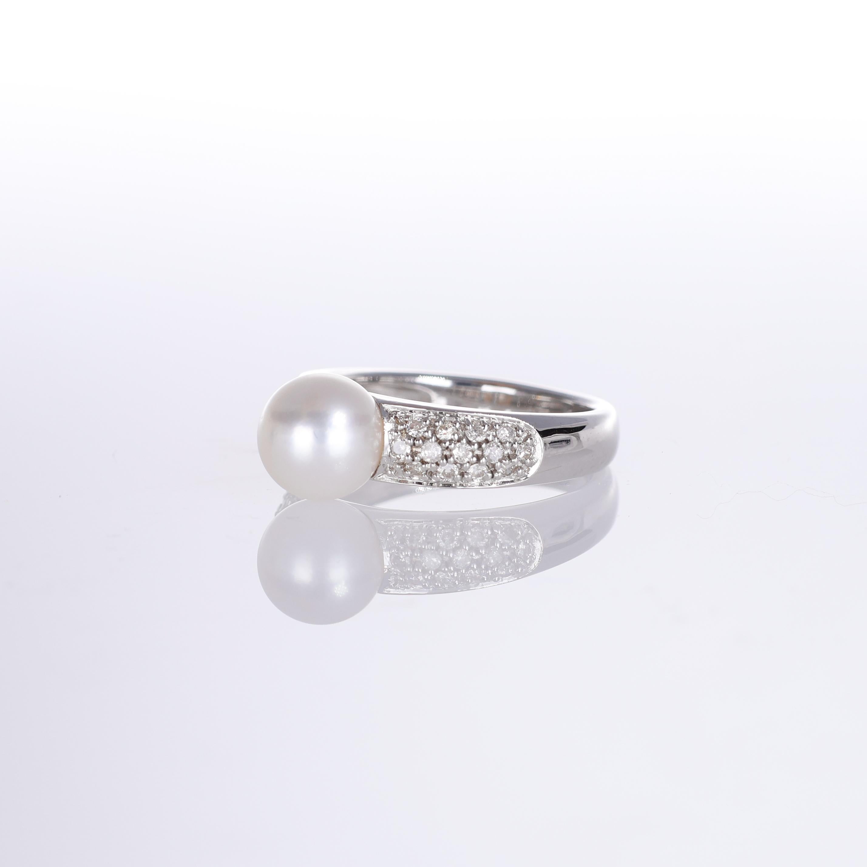 Brilliant Cut 18K White Gold Ring with White Pearl and Brilliant-Cut Diamonds For Sale