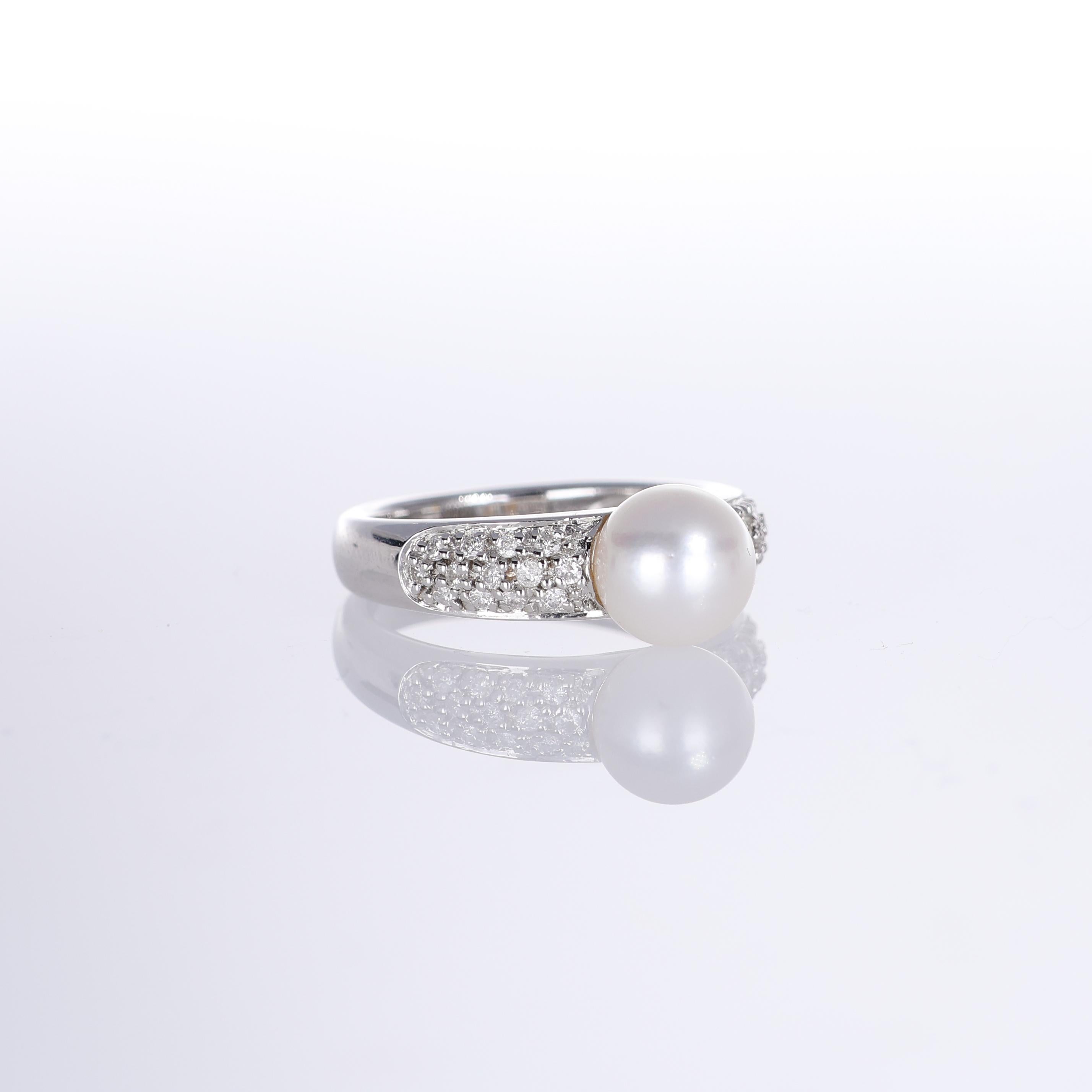 18K White Gold Ring with White Pearl and Brilliant-Cut Diamonds In New Condition For Sale In Bergamo, BG