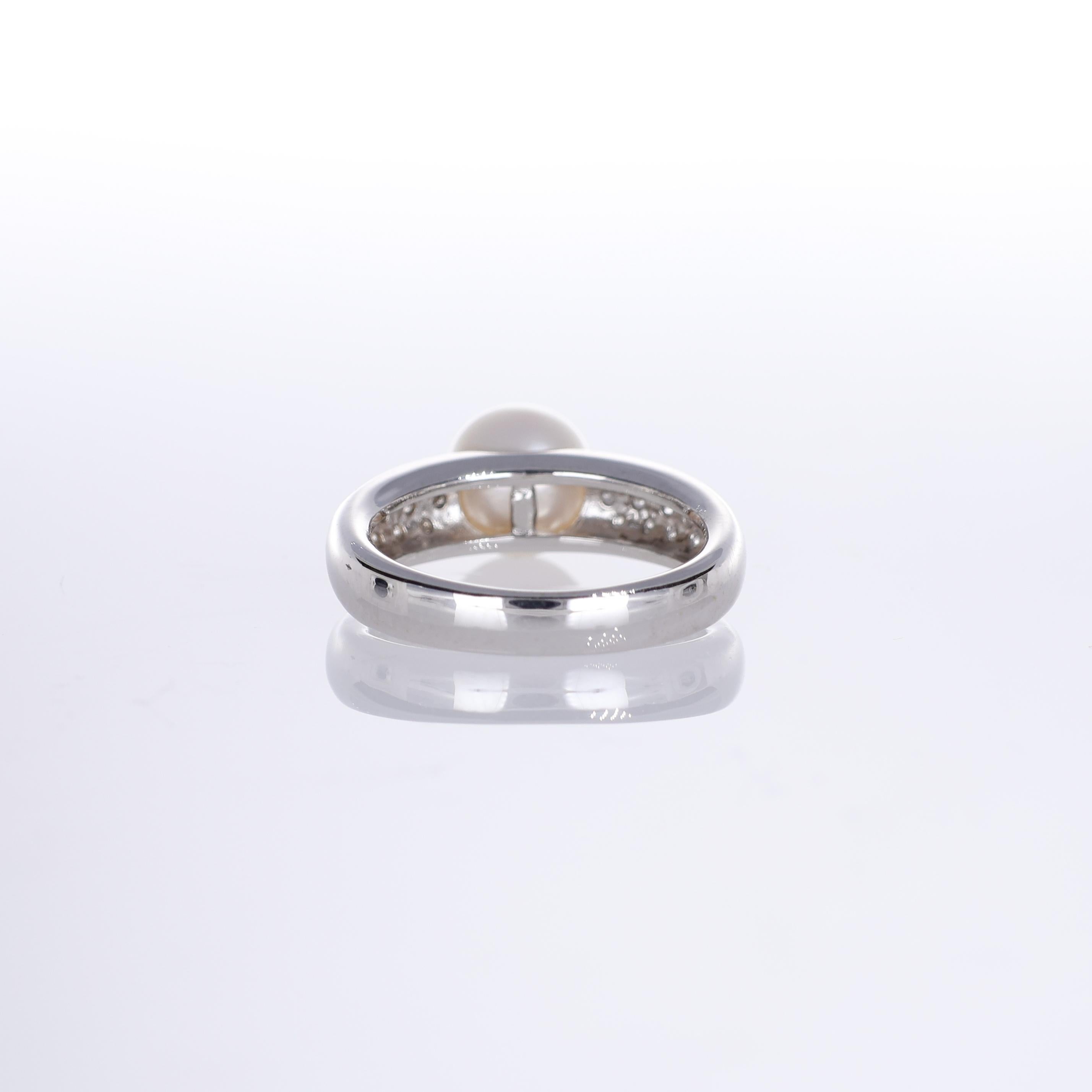 Women's or Men's 18K White Gold Ring with White Pearl and Brilliant-Cut Diamonds For Sale