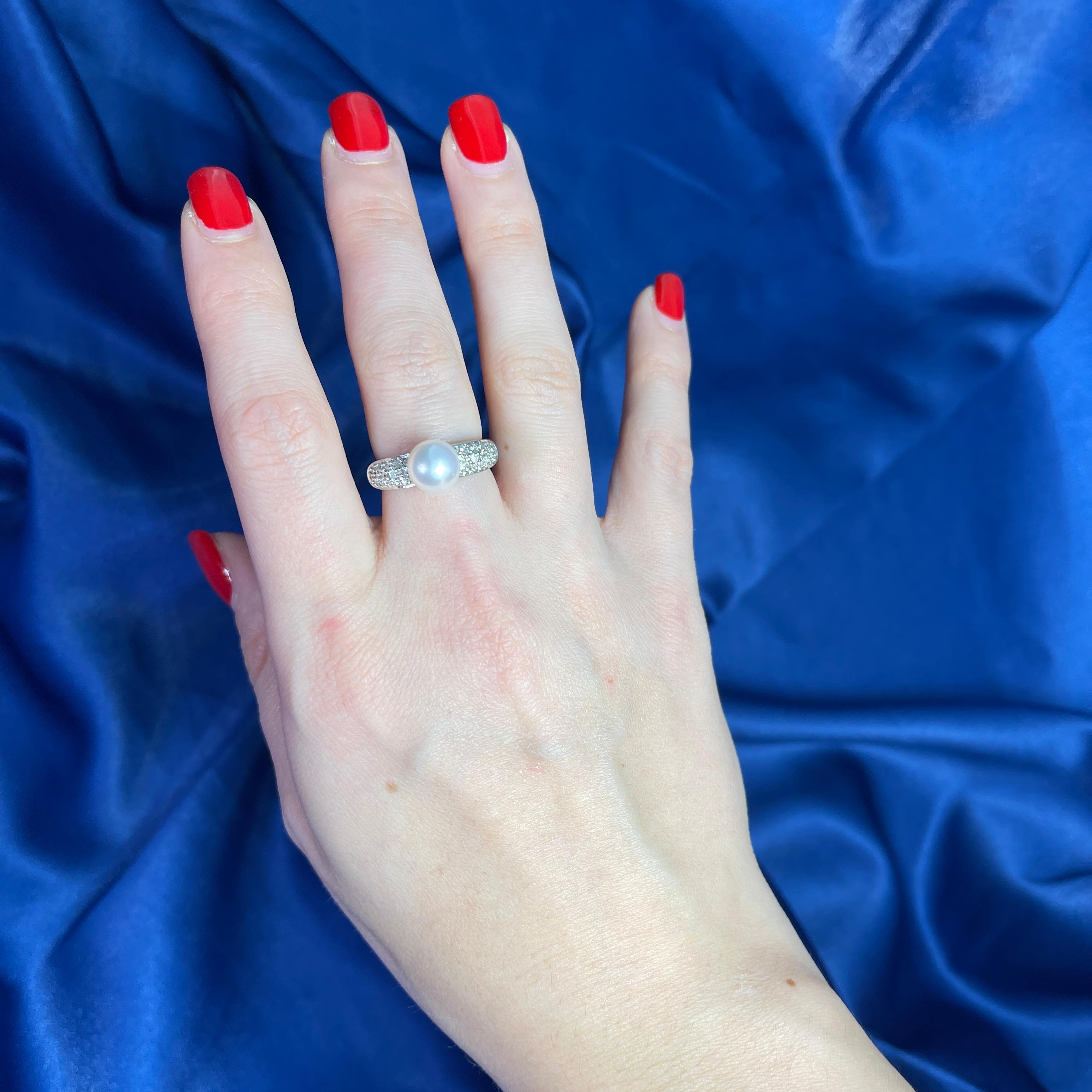 18K White Gold Ring with White Pearl and Brilliant-Cut Diamonds For Sale 1
