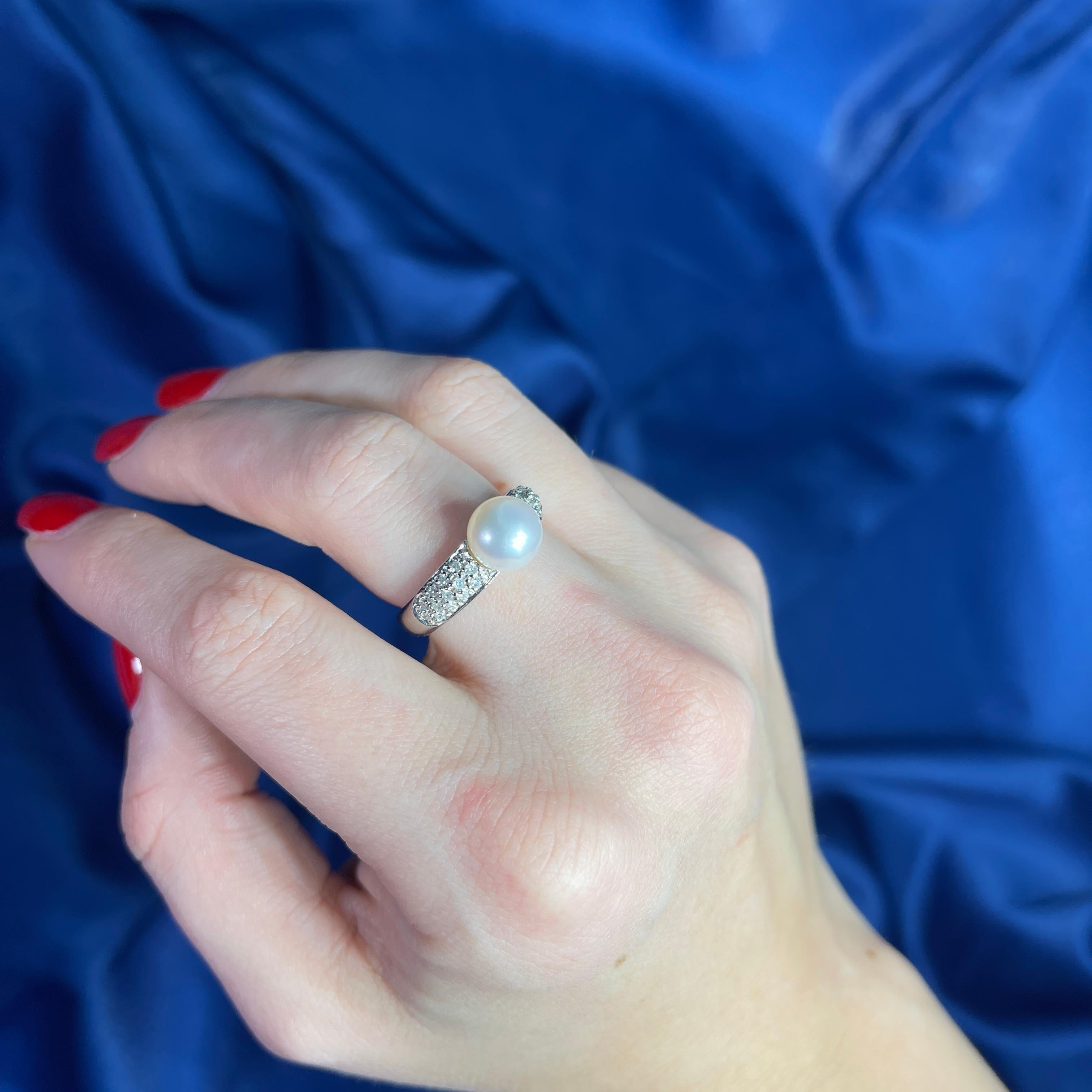 18K White Gold Ring with White Pearl and Brilliant-Cut Diamonds For Sale 2