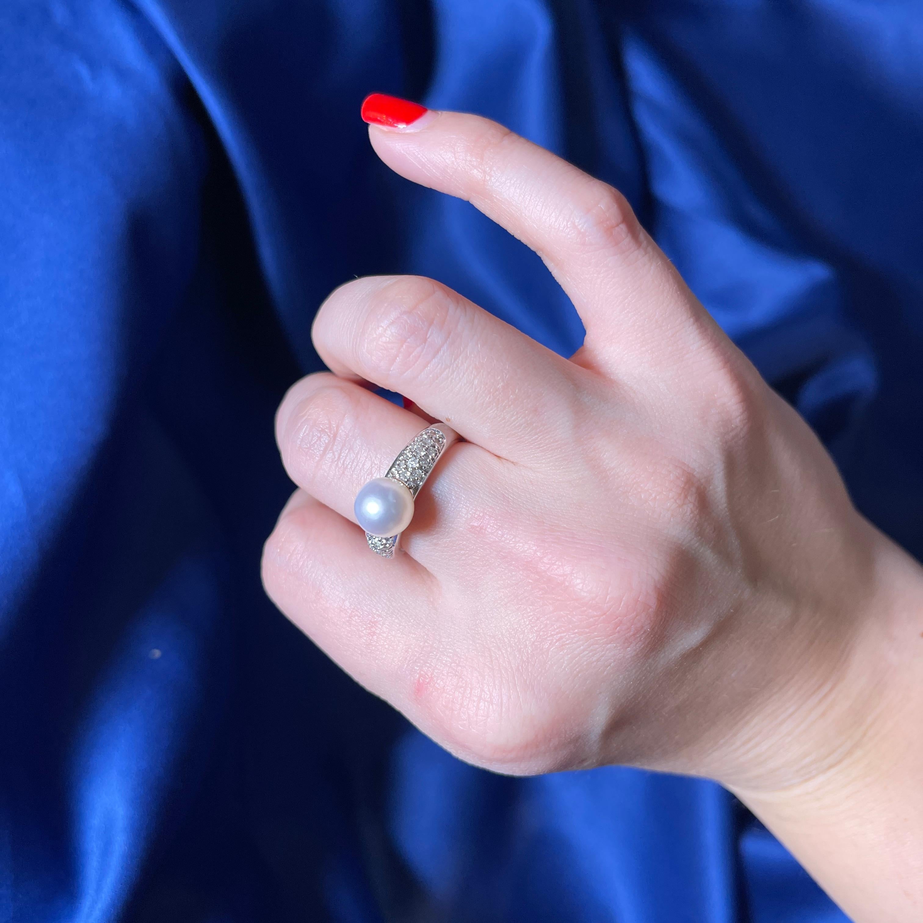 18K White Gold Ring with White Pearl and Brilliant-Cut Diamonds For Sale 3