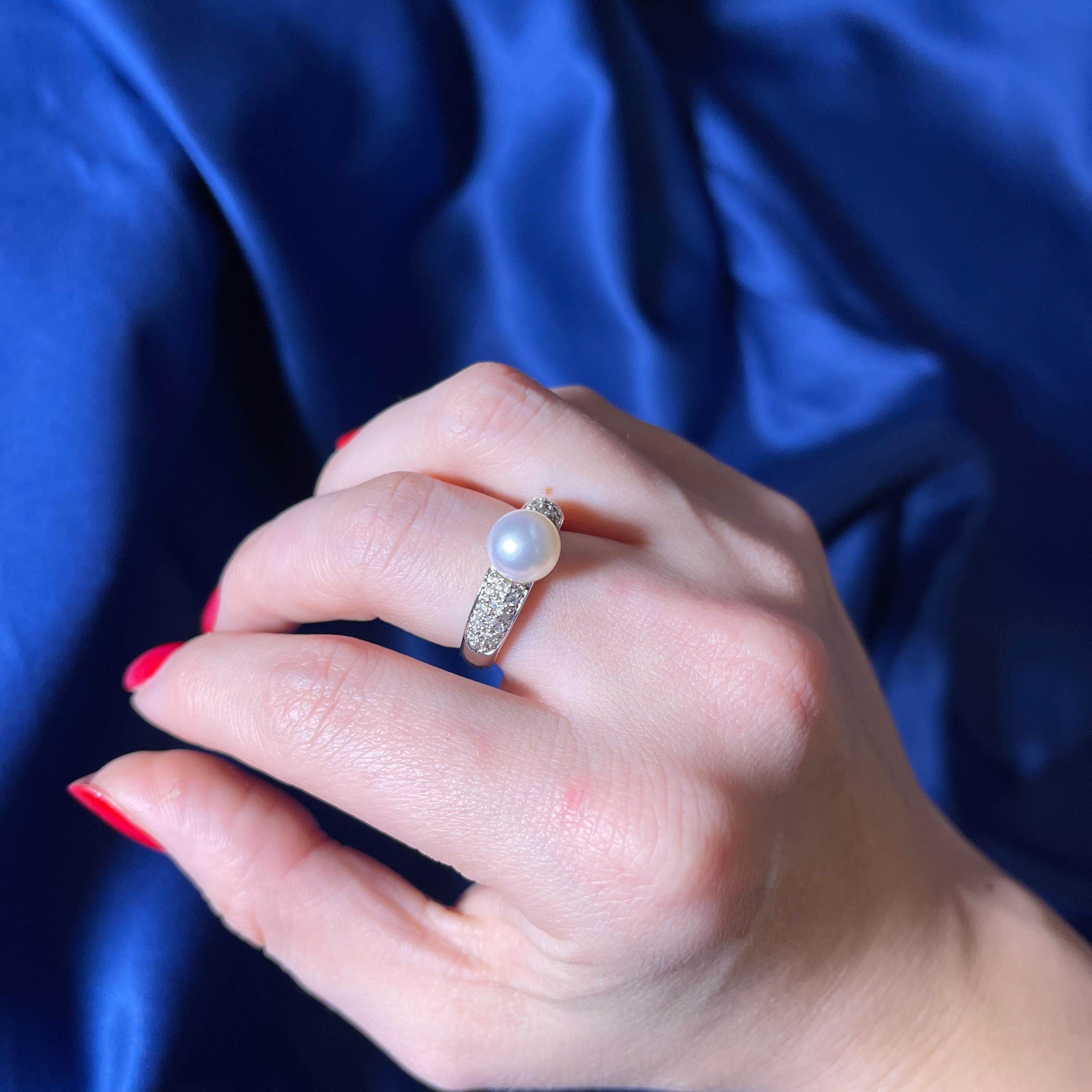 18K White Gold Ring with White Pearl and Brilliant-Cut Diamonds For Sale 4