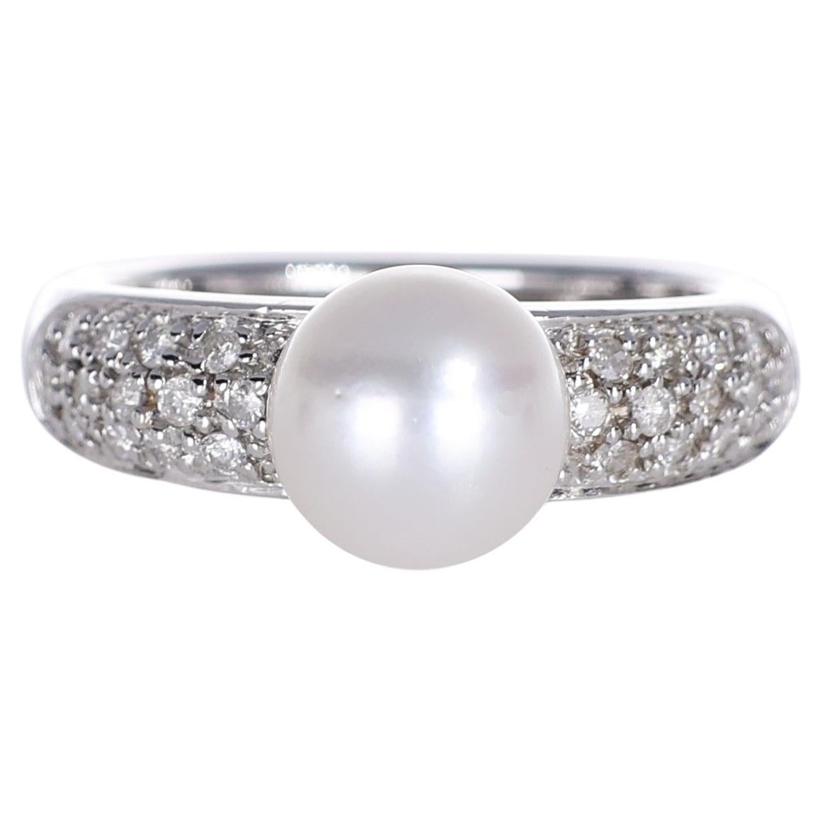 18K White Gold Ring with White Pearl and Brilliant-Cut Diamonds