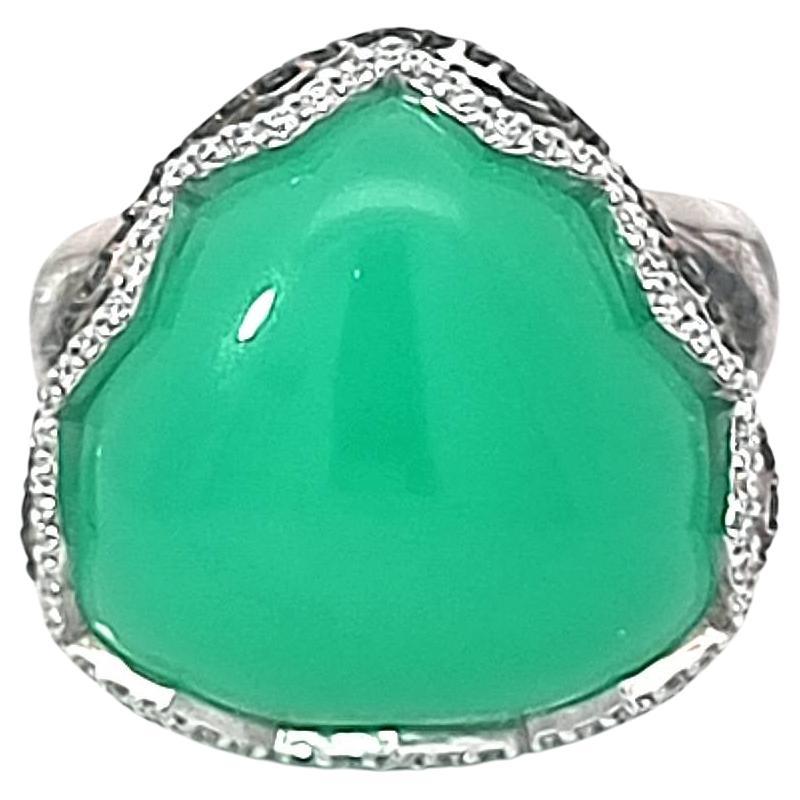 Introducing the Souvenir D’Azure ring, a masterpiece of refined elegance that captivates at first glance. At its heart lies a rare trilateral chrysoprase, its gentle hue evoking the tranquil waters of the Côte d’Azur. Encased in lustrous 18k white
