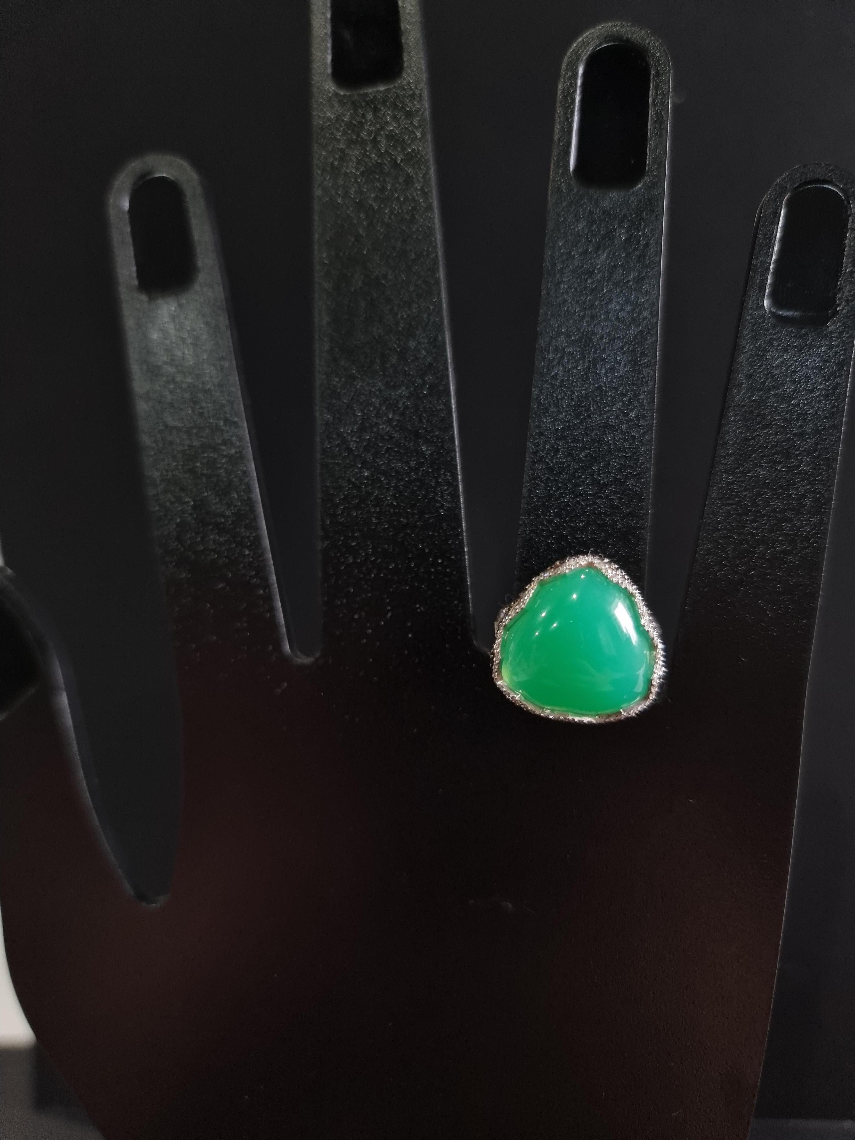 18K White Gold Rings Diamonds with Trillion Chrysoprase For Sale 2