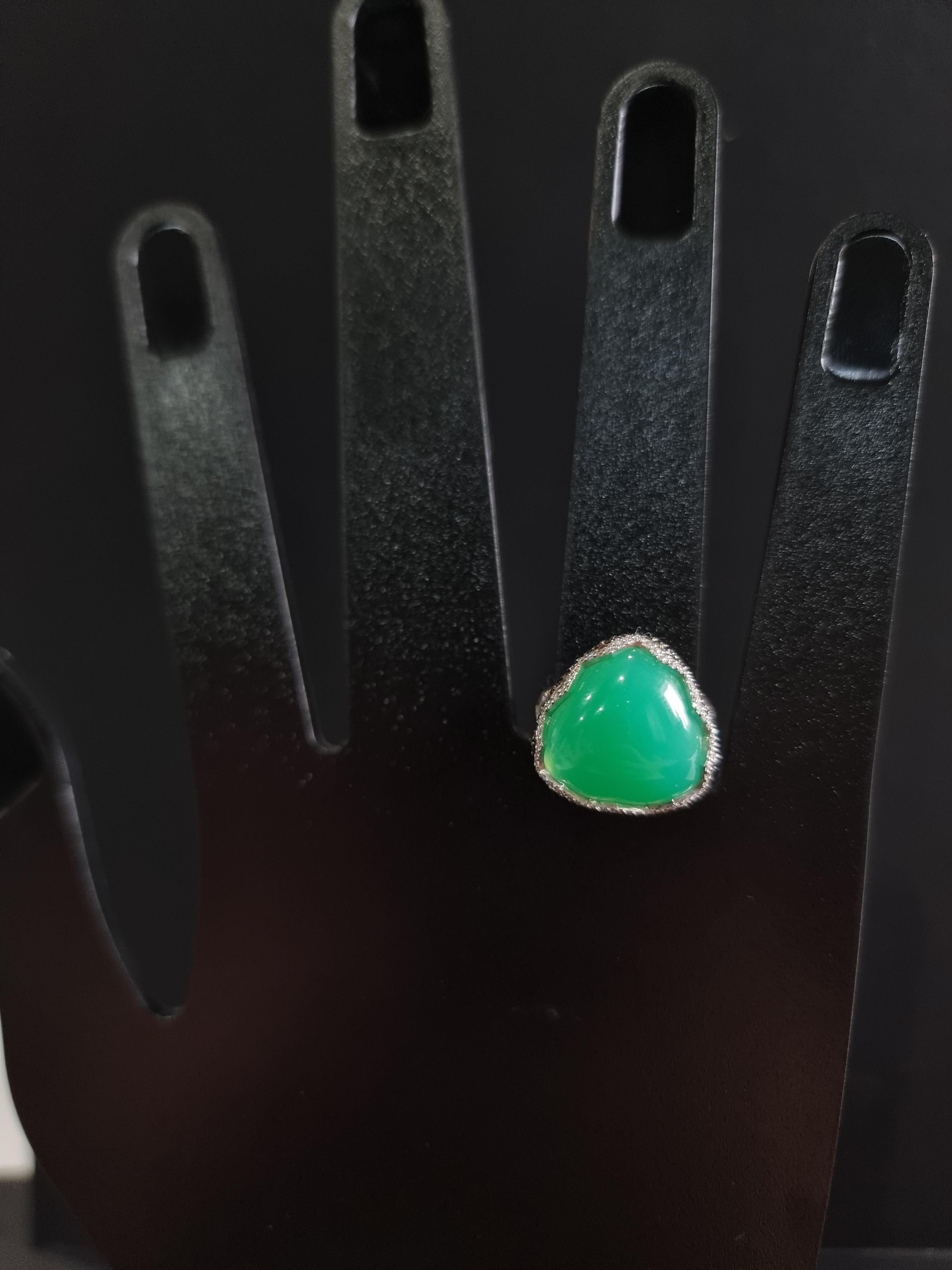 18K White Gold Rings Diamonds with Trillion Chrysoprase For Sale 3
